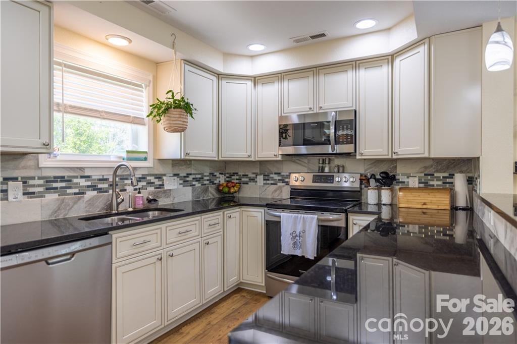 101 Towne Place Property Photo 8
