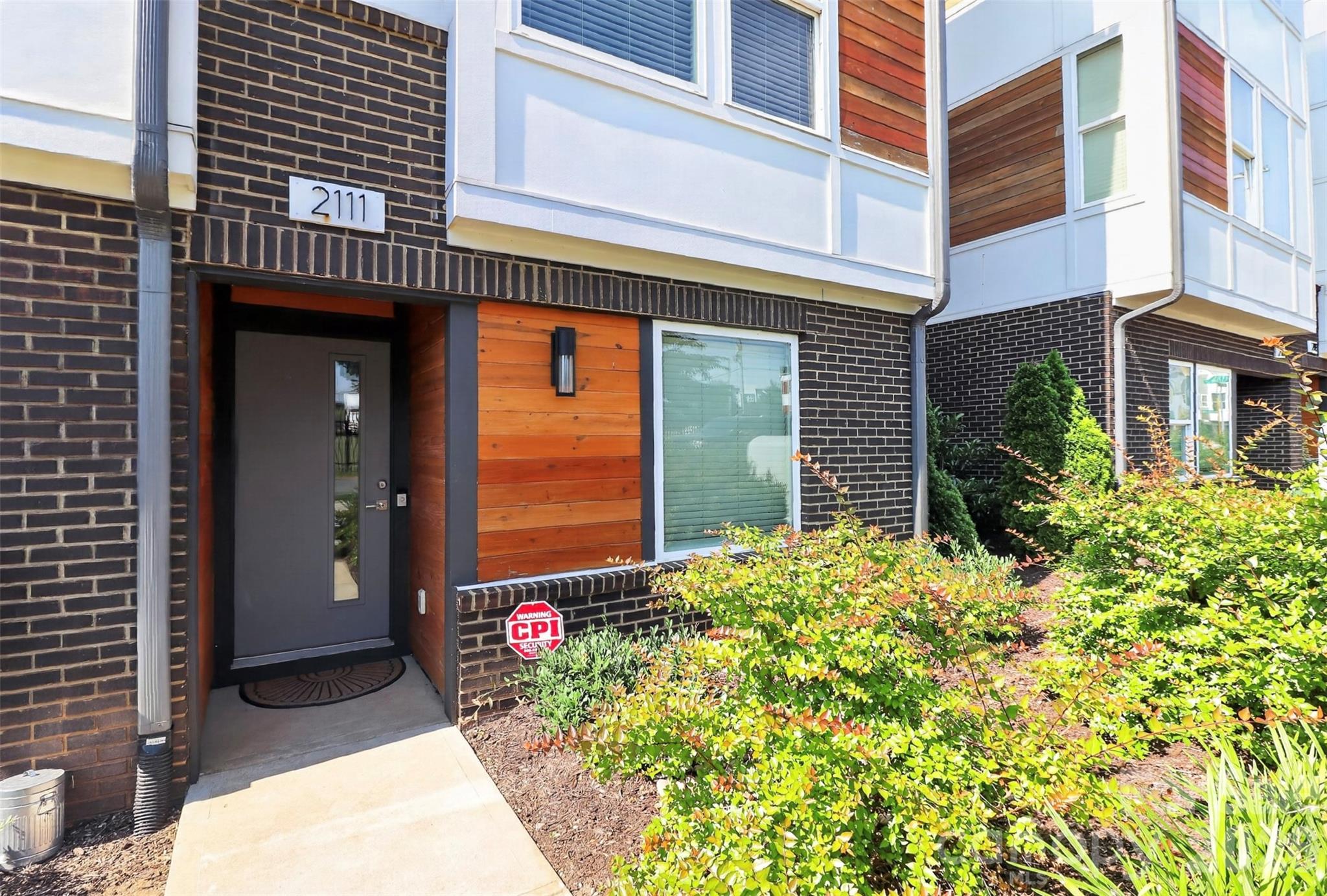 2111 Isom Street Property Photo 3