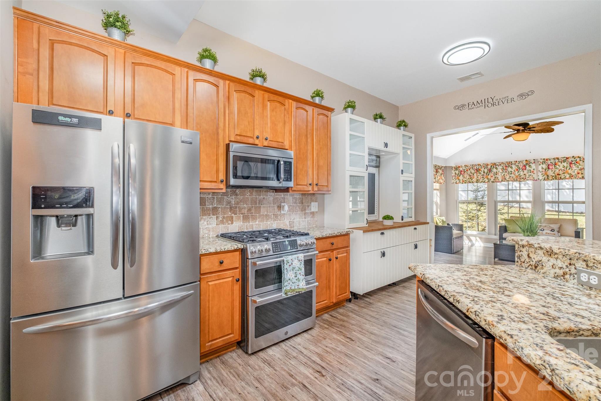 6859 Lakecrest Court Property Photo 6