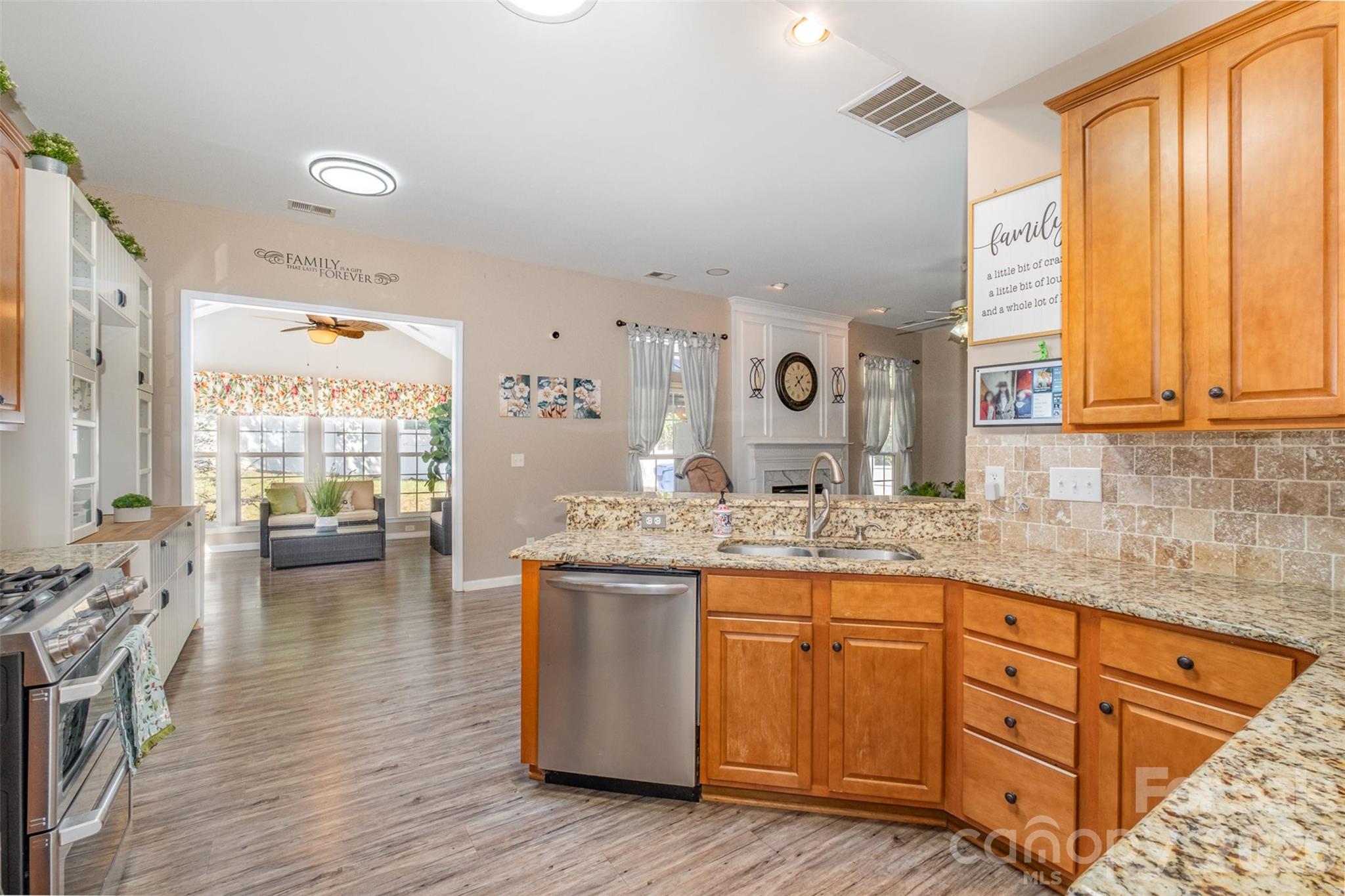 6859 Lakecrest Court Property Photo 7