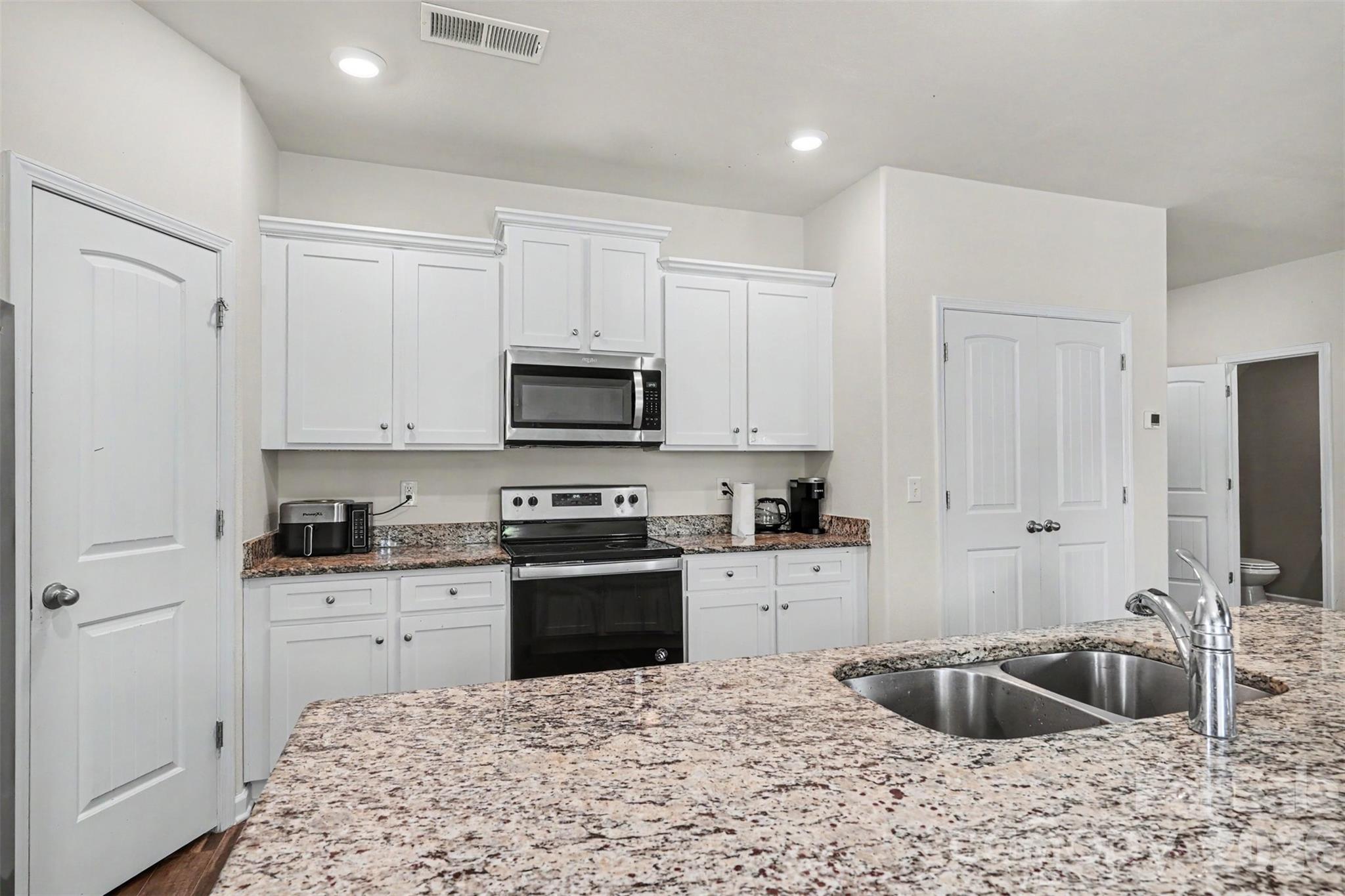 1112 Creedmore Court Property Photo 10