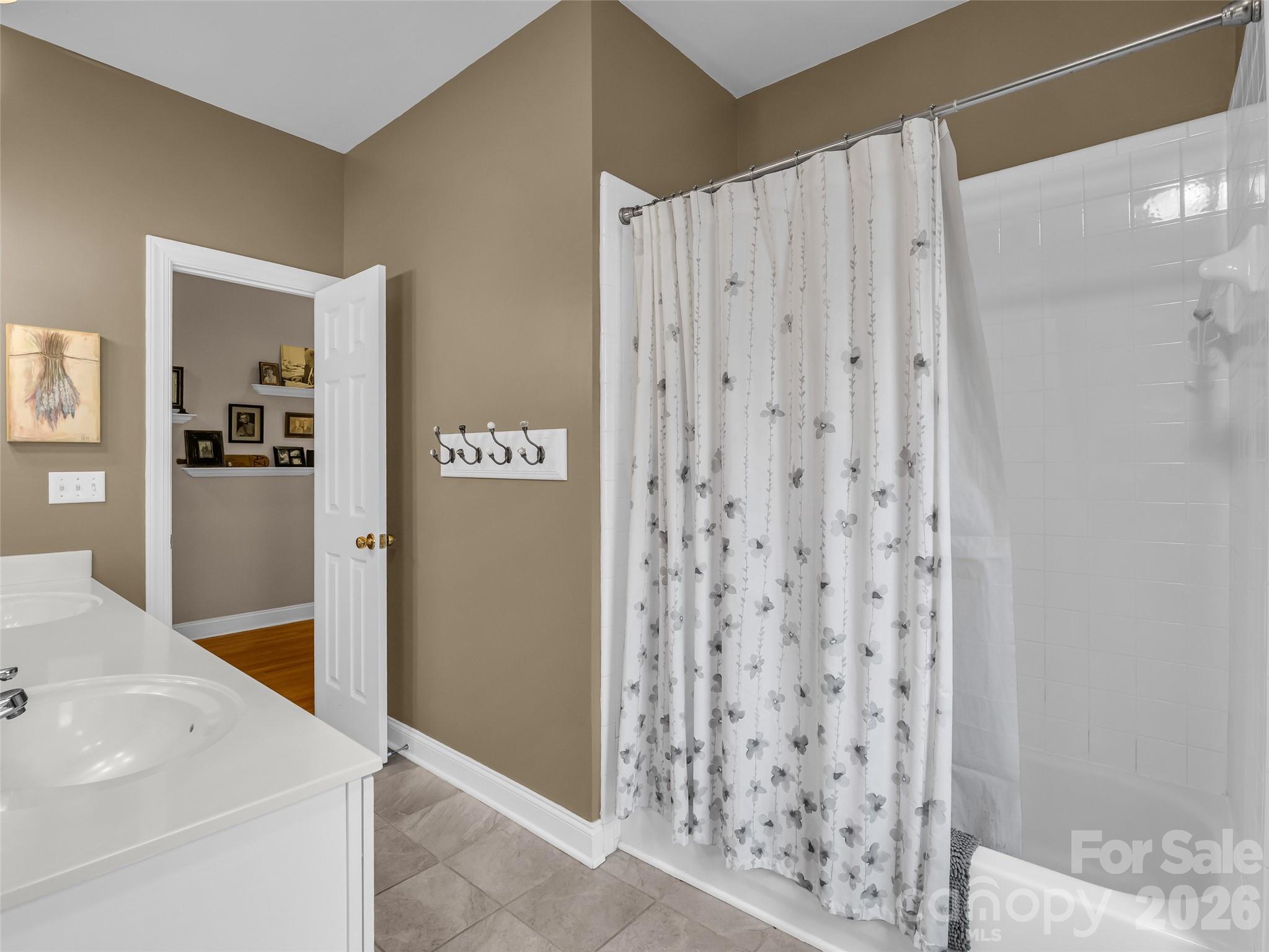 1042 Columbine Road Property Photo 28