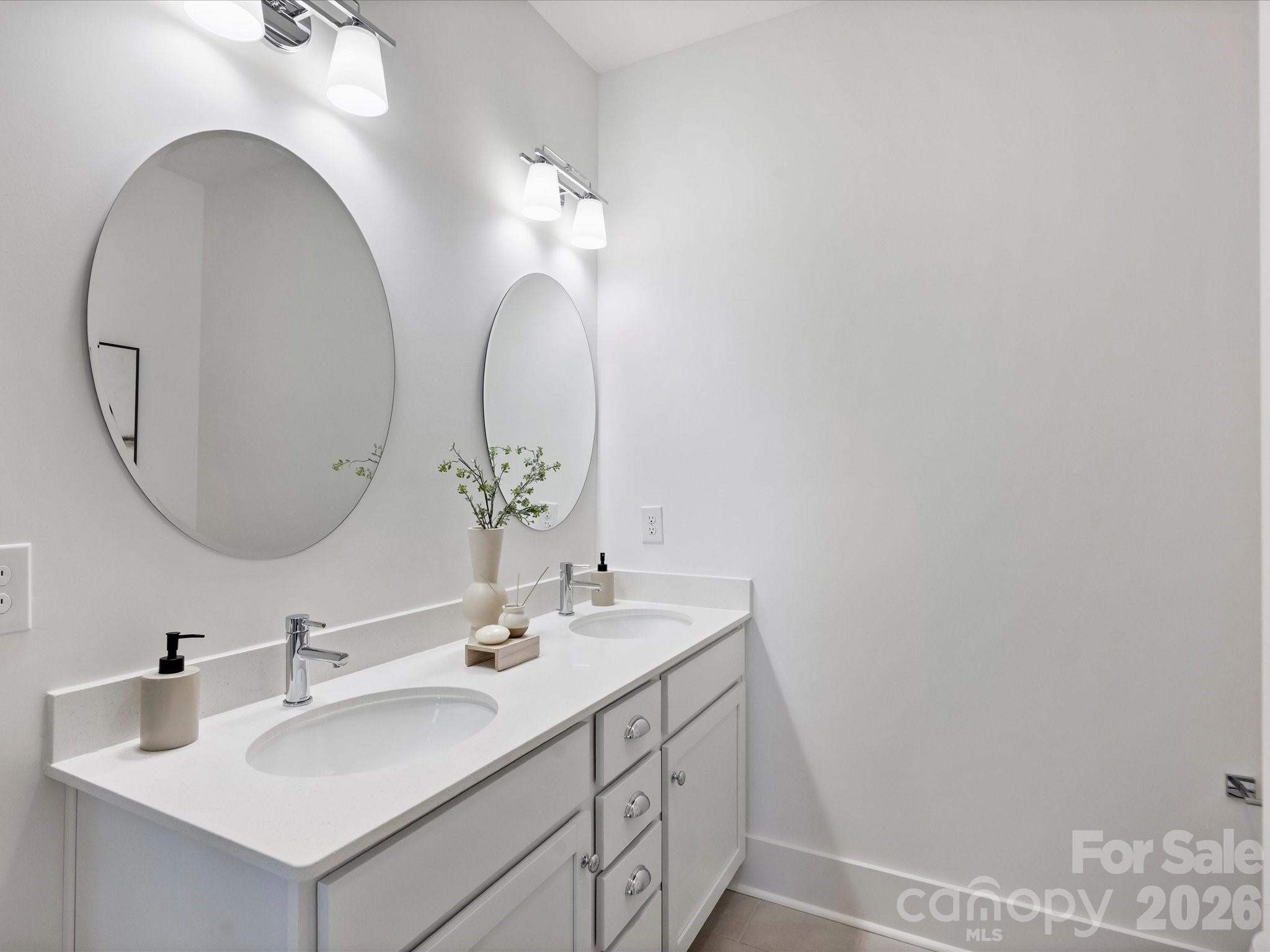 1125 E 35th Street Property Photo 28