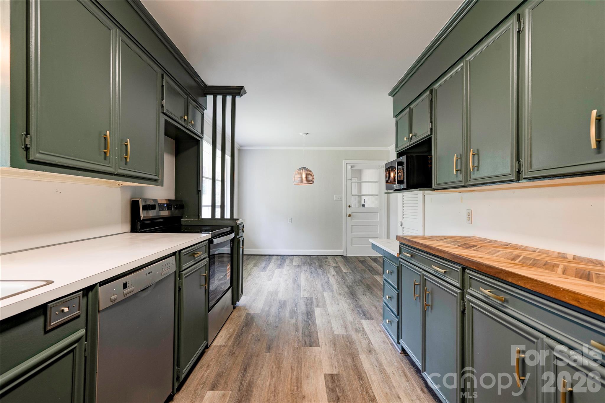 809 Forest Hill Drive Property Photo 4