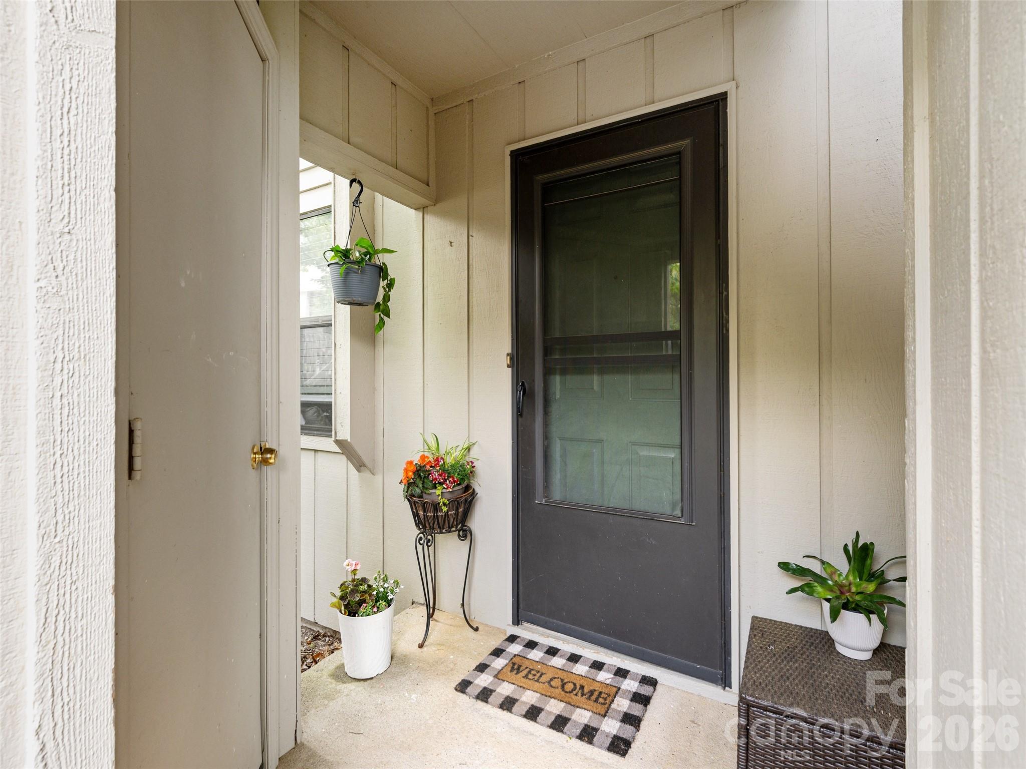 1305 Abbey Circle Property Photo 2