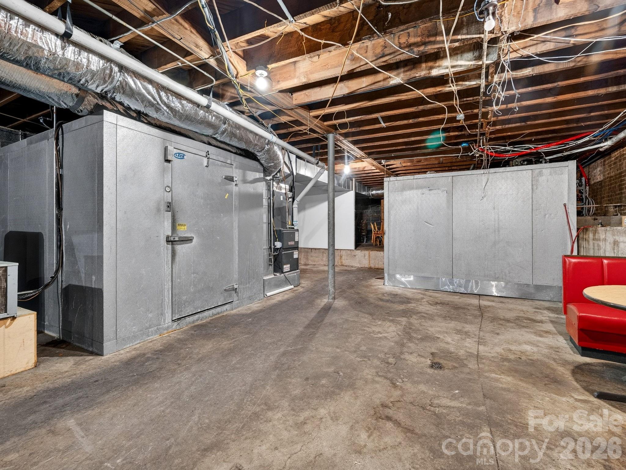 82 N Trade Street Property Photo 28