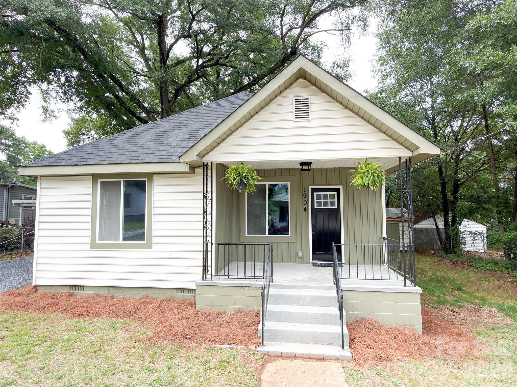 1904 Hemlock Avenue Property Photo 1