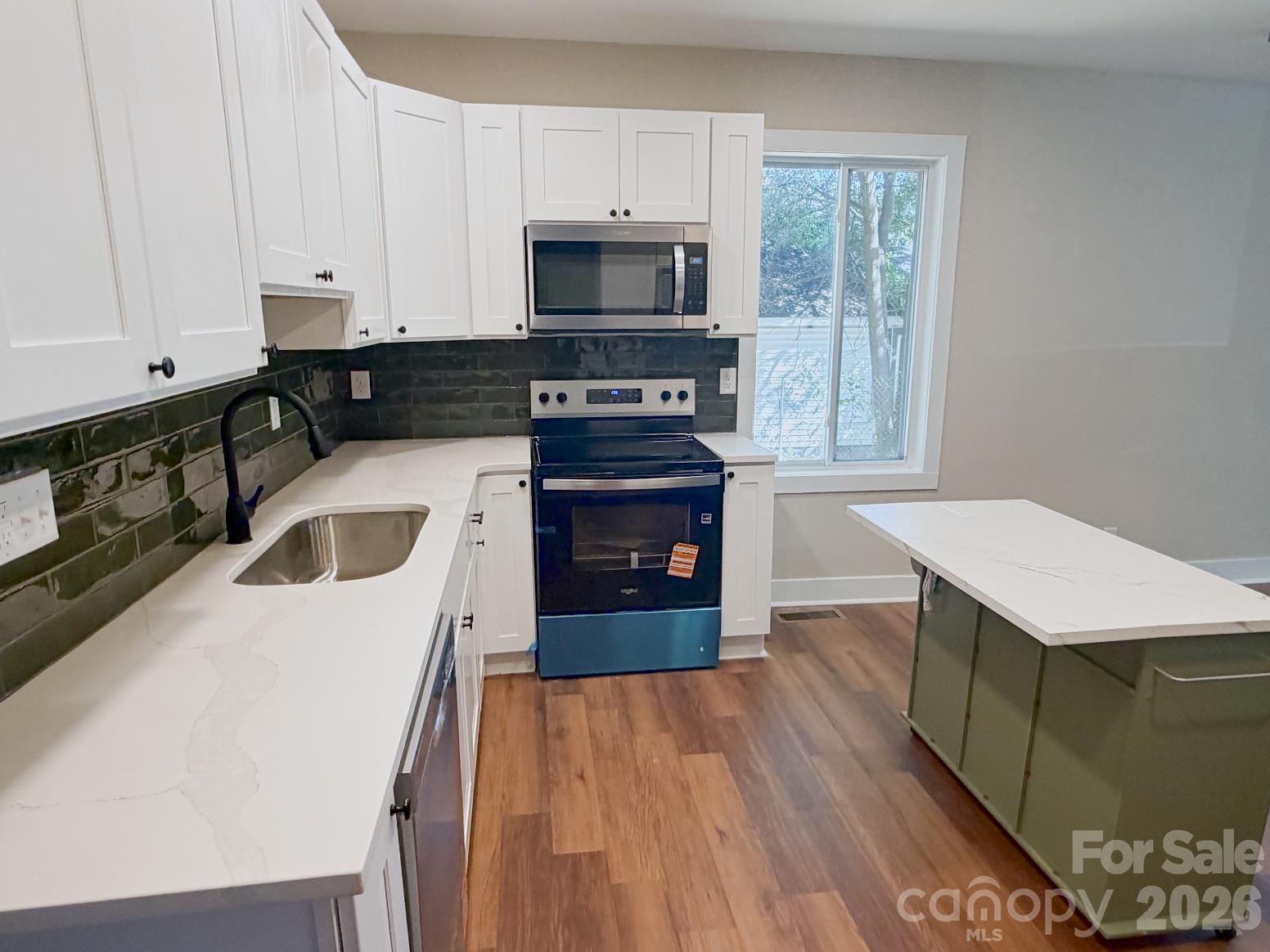 1904 Hemlock Avenue Property Photo 3