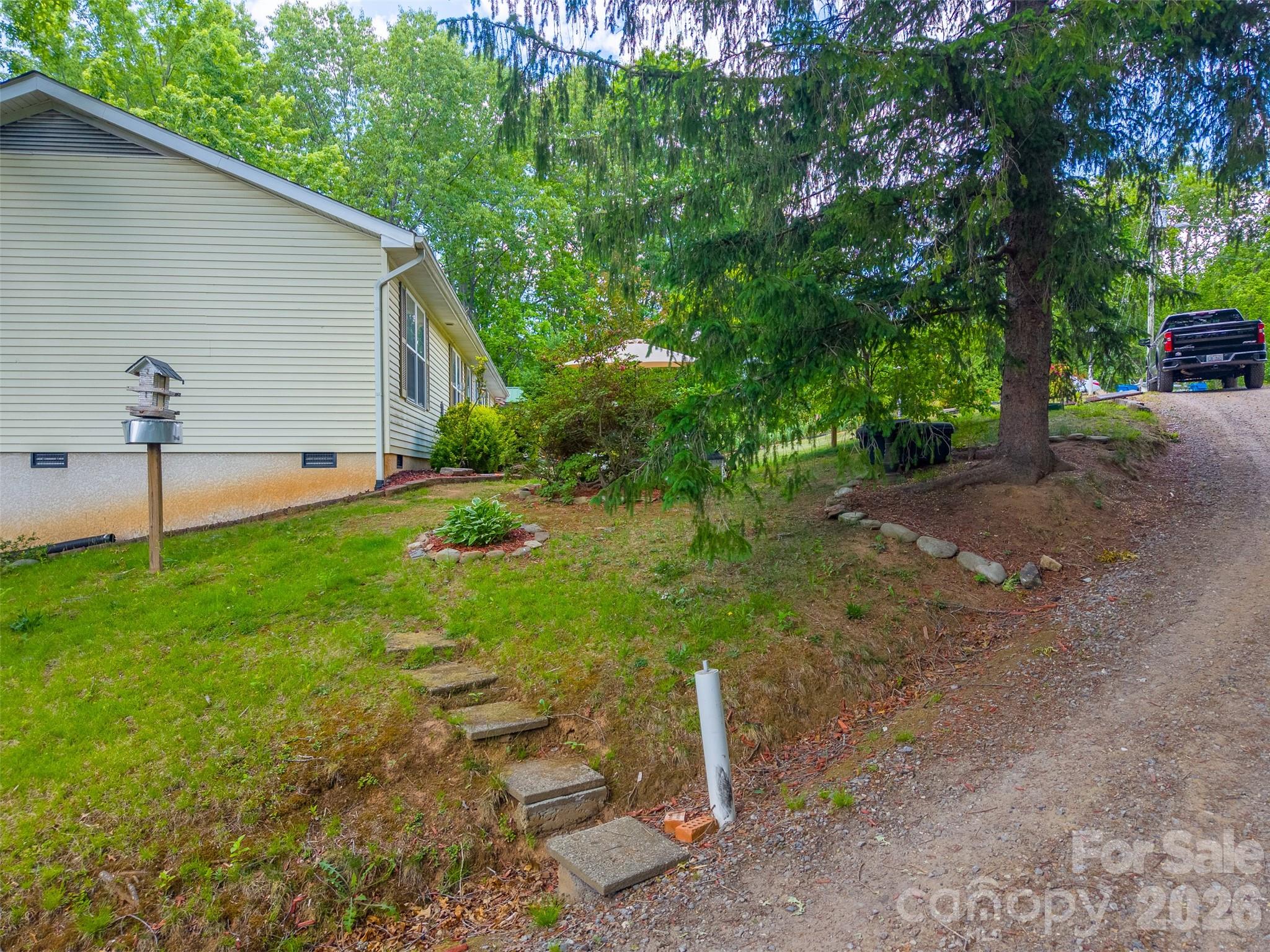 90, 106 & 132 Hennessee Street Property Photo 31