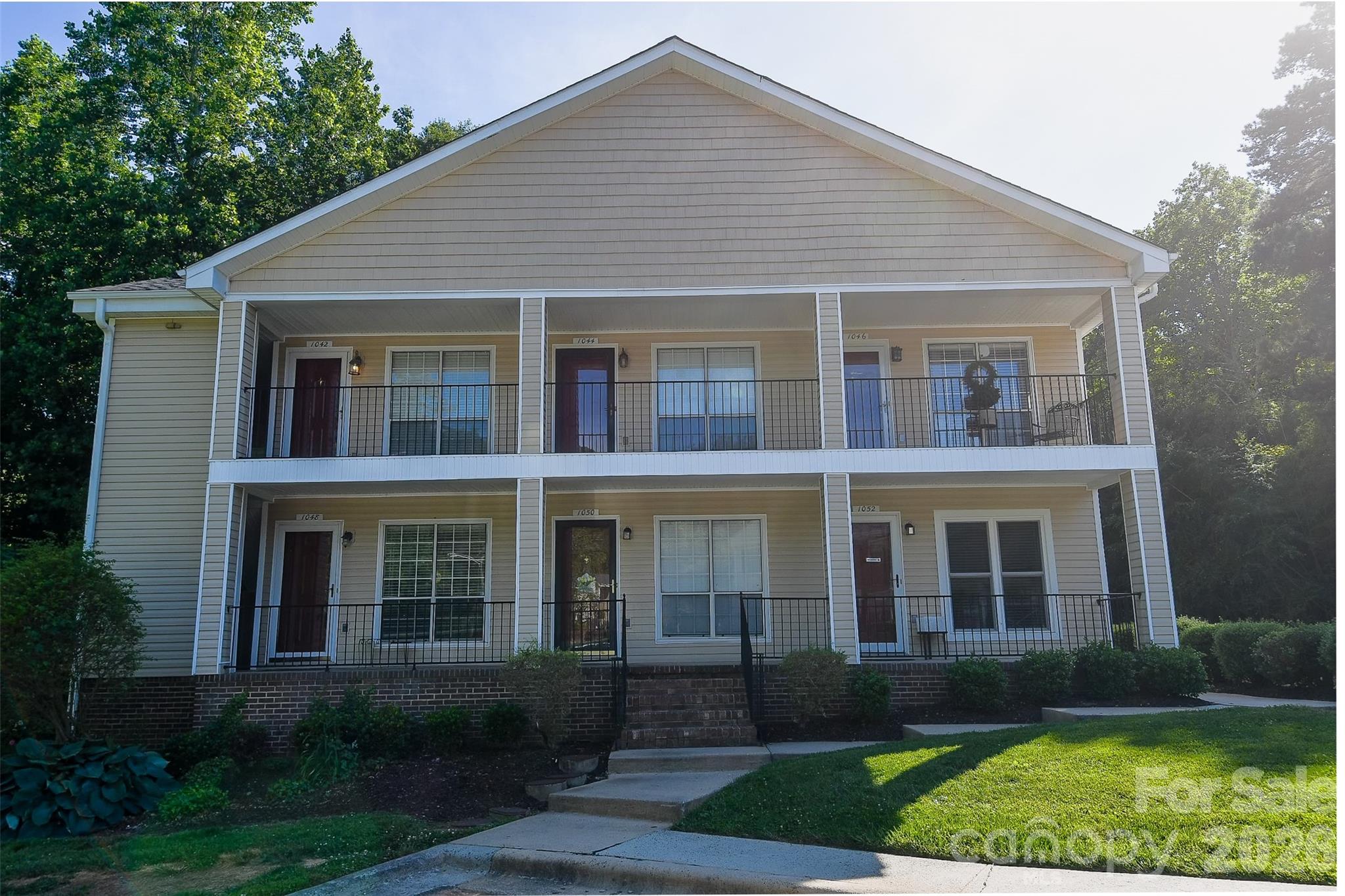1046 Surry Lane Property Photo 3