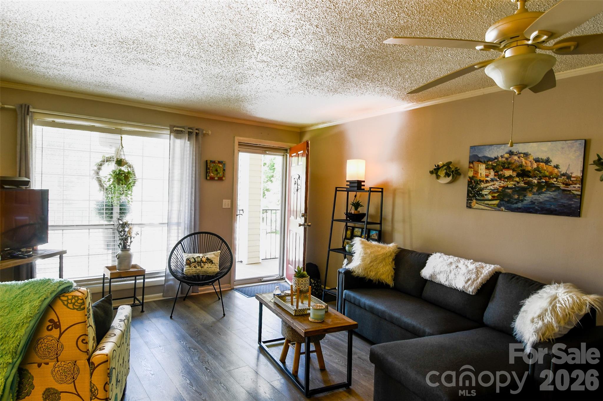 1046 Surry Lane Property Photo 7