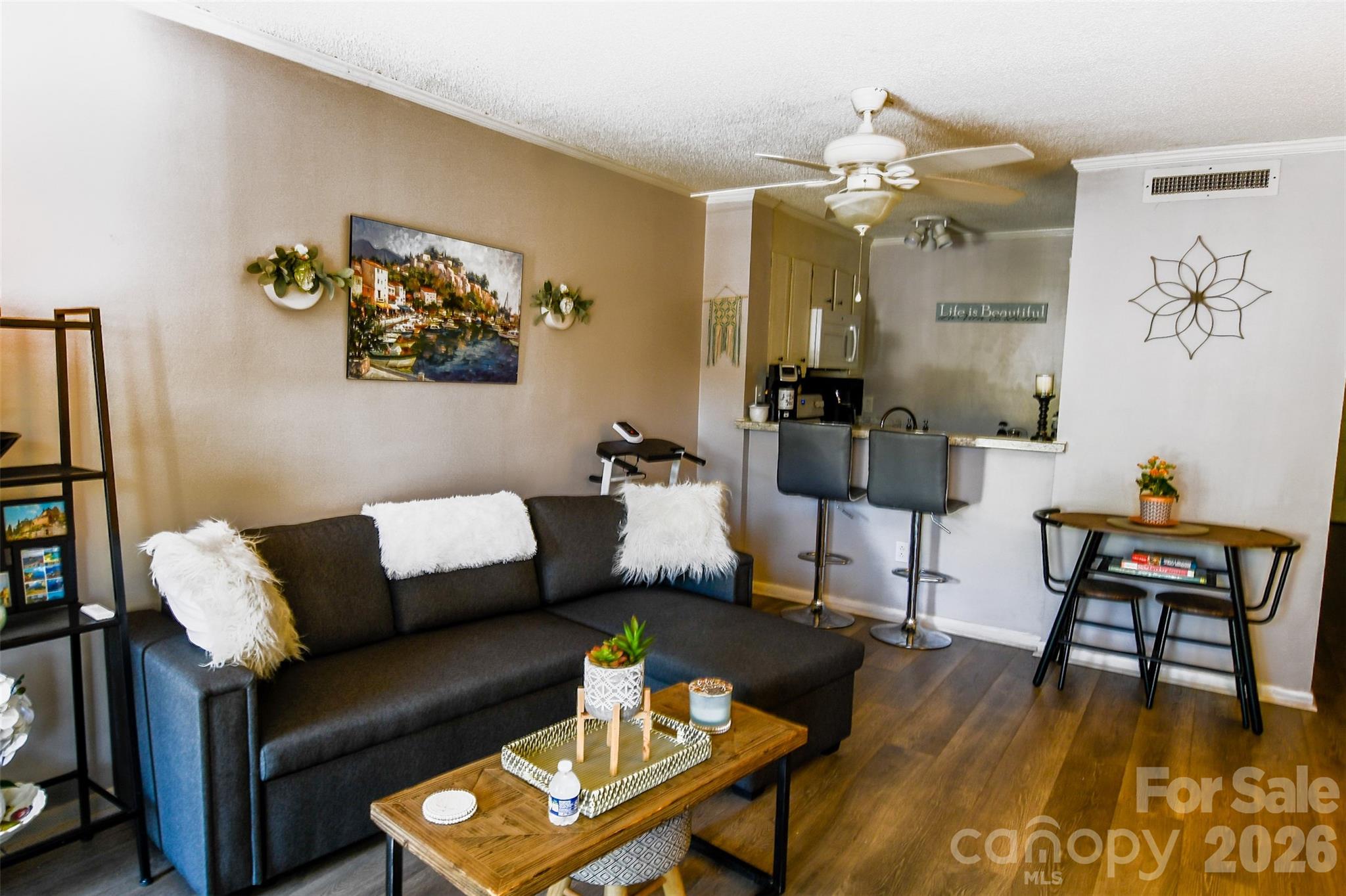 1046 Surry Lane Property Photo 8