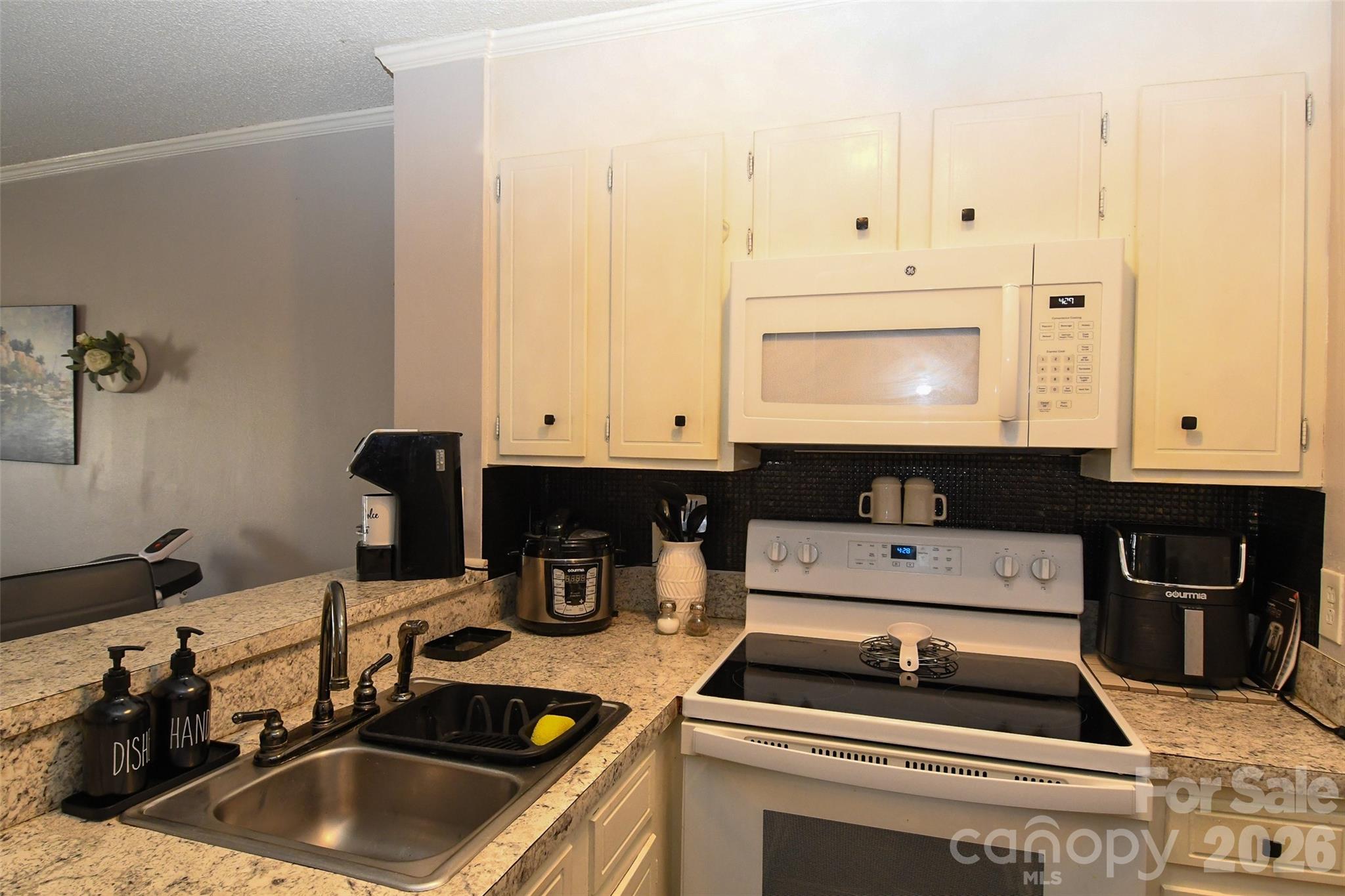 1046 Surry Lane Property Photo 14