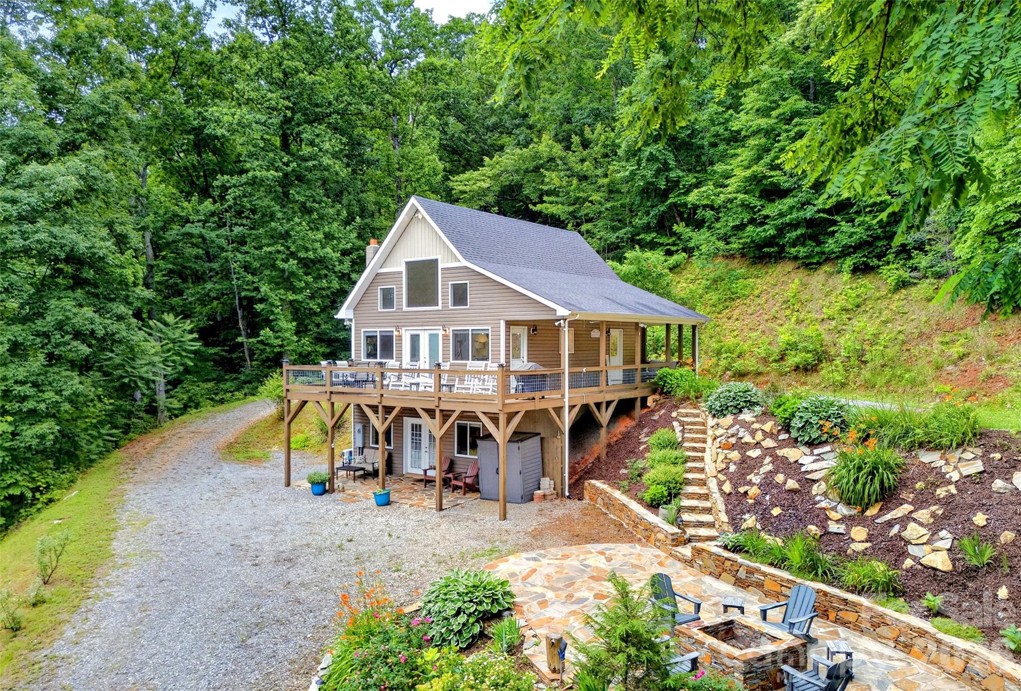696 Hickory Nut Hollow Property Photo 1