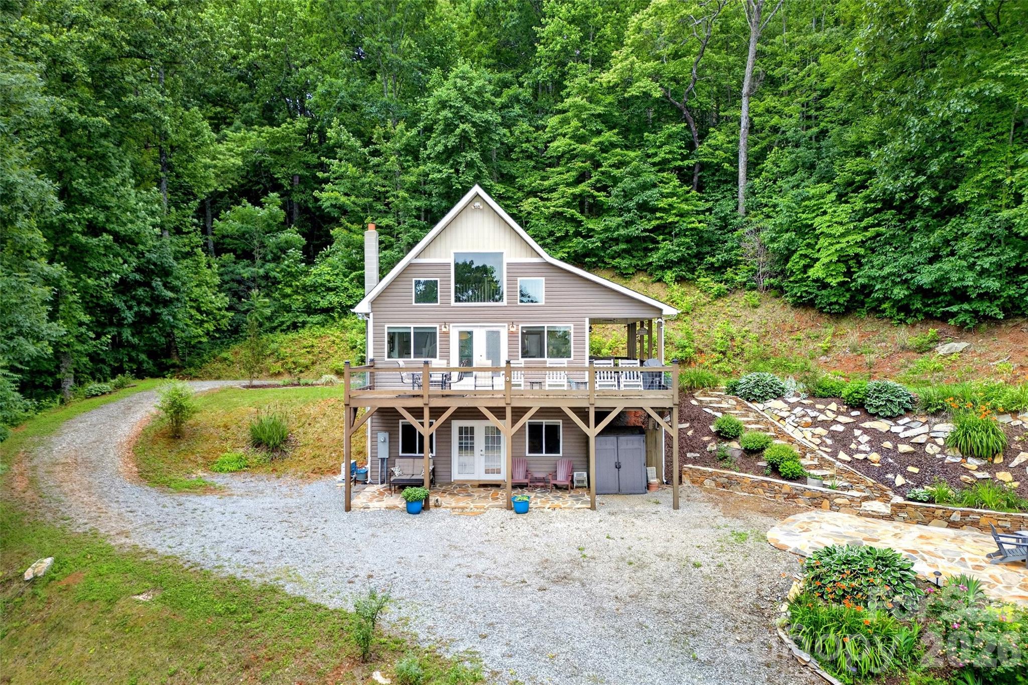 696 Hickory Nut Hollow Property Photo 2