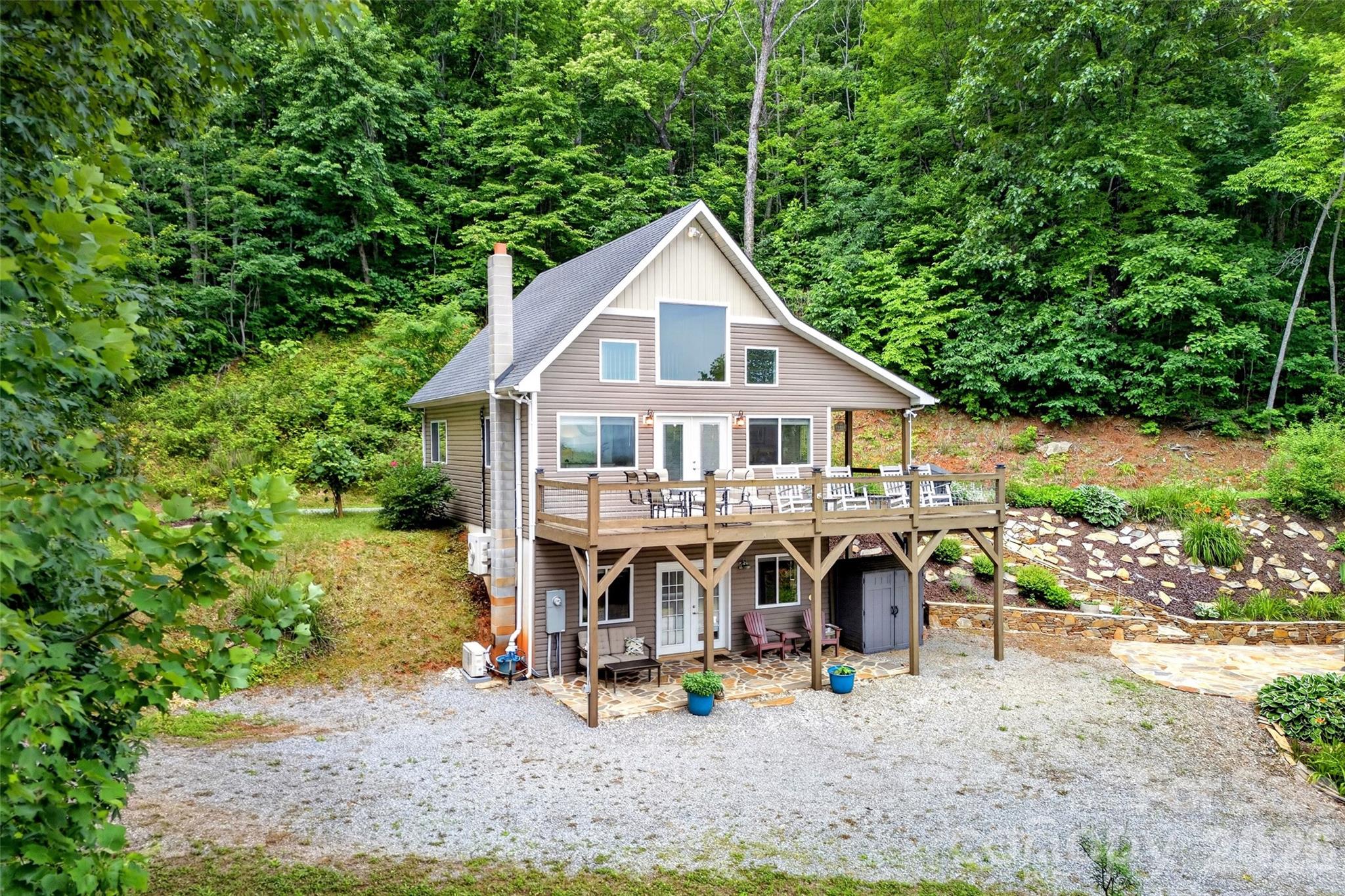 696 Hickory Nut Hollow Property Photo 3