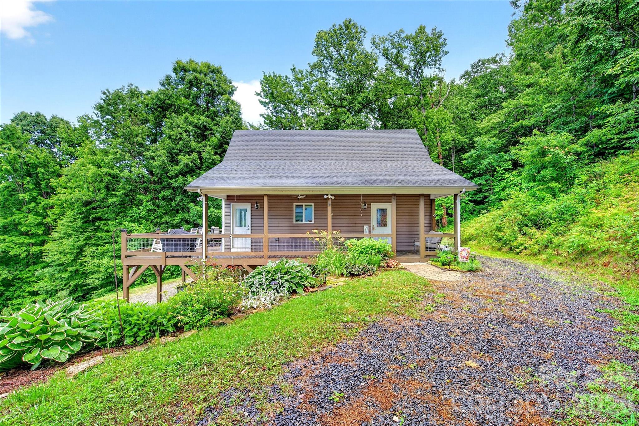 696 Hickory Nut Hollow Property Photo 4