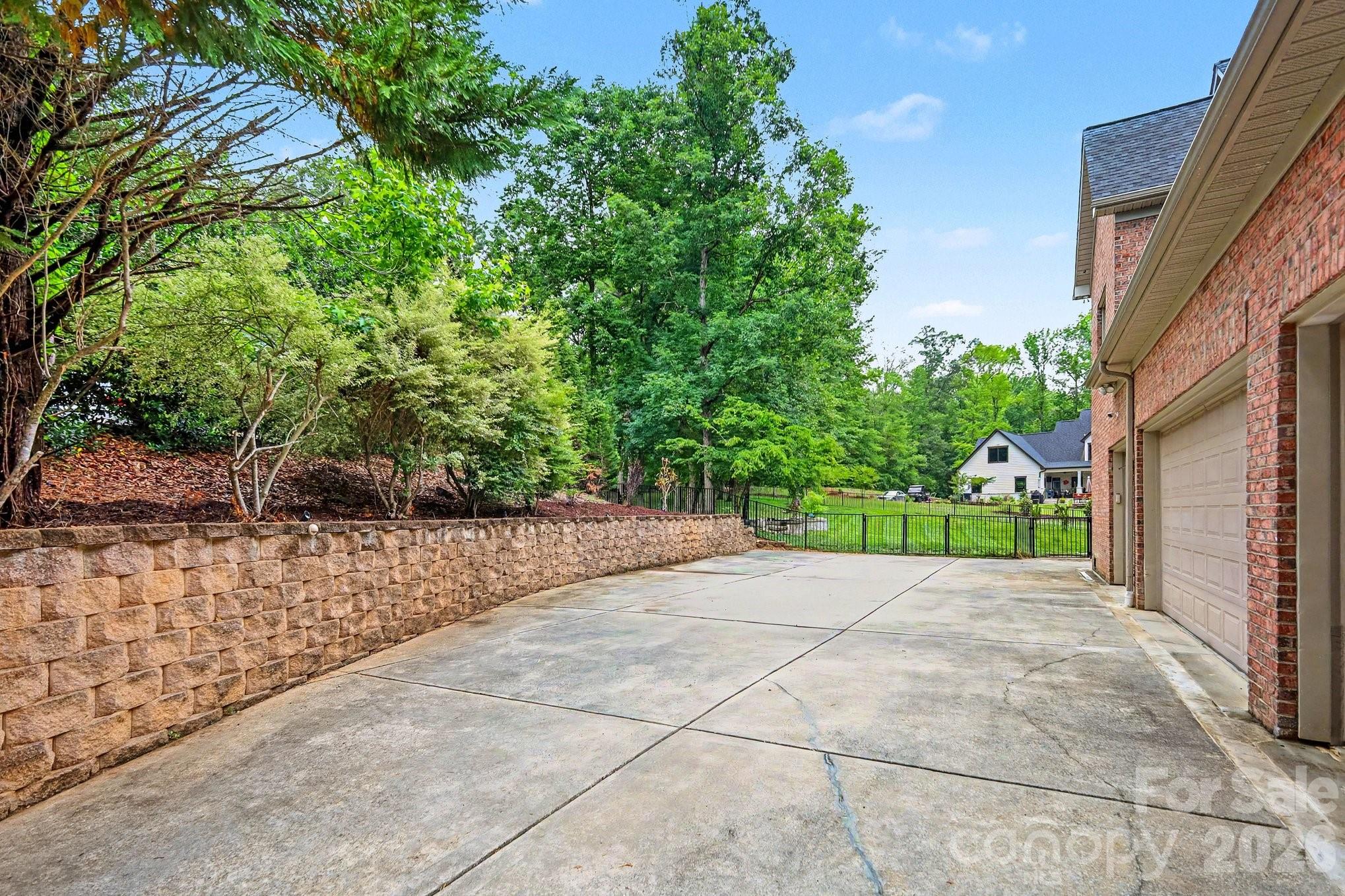 1009 Medinah Court Property Photo 32
