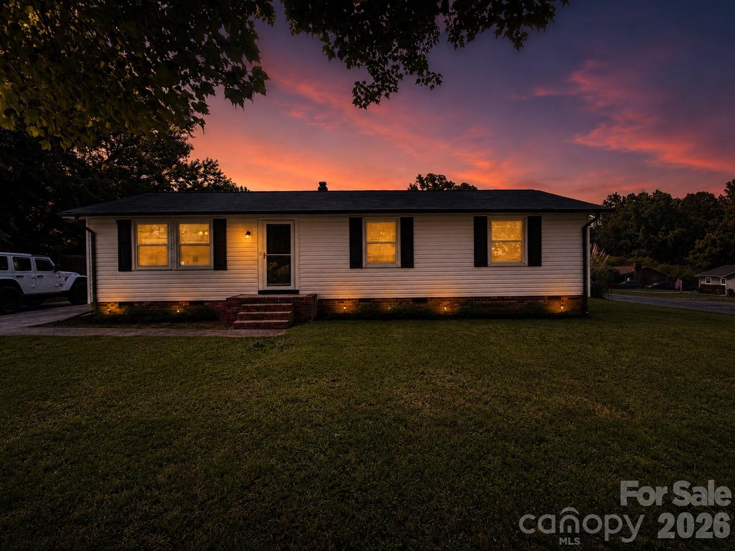 617 Oakwood Lane Property Photo 1