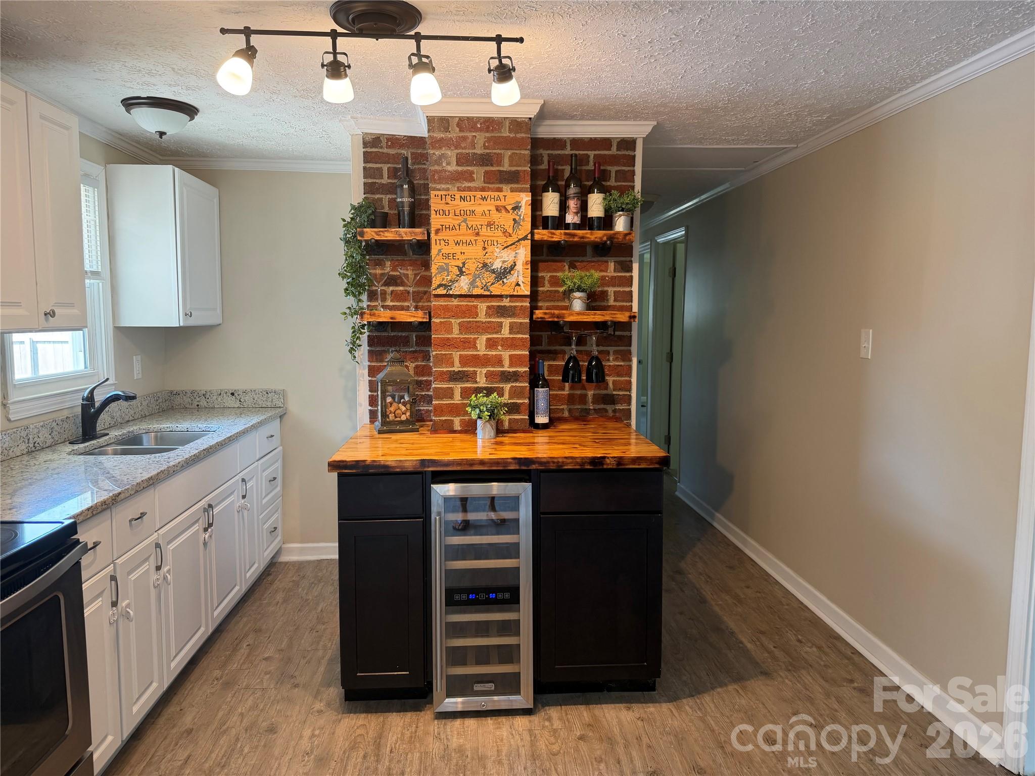 617 Oakwood Lane Property Photo 3
