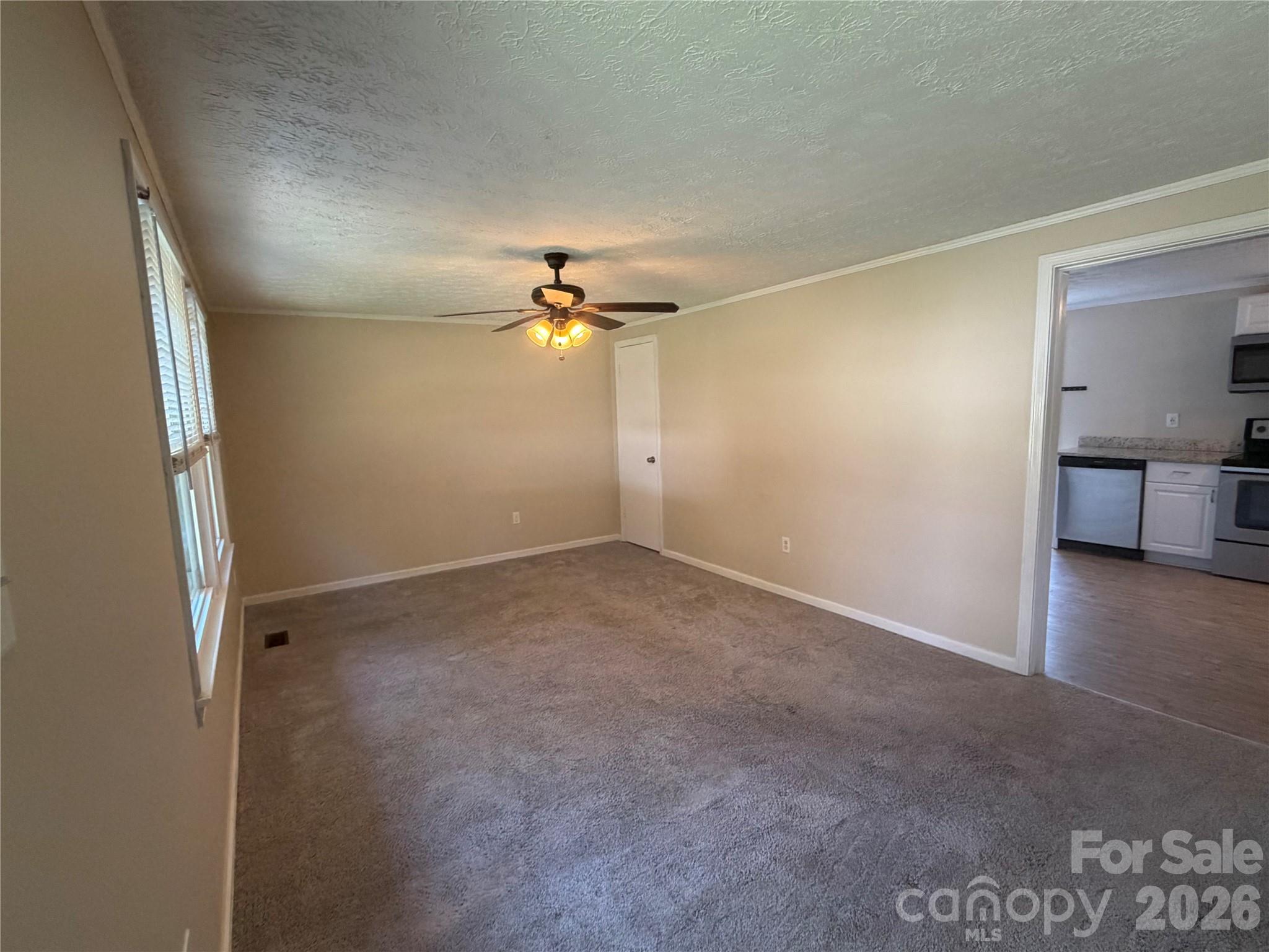 617 Oakwood Lane Property Photo 5