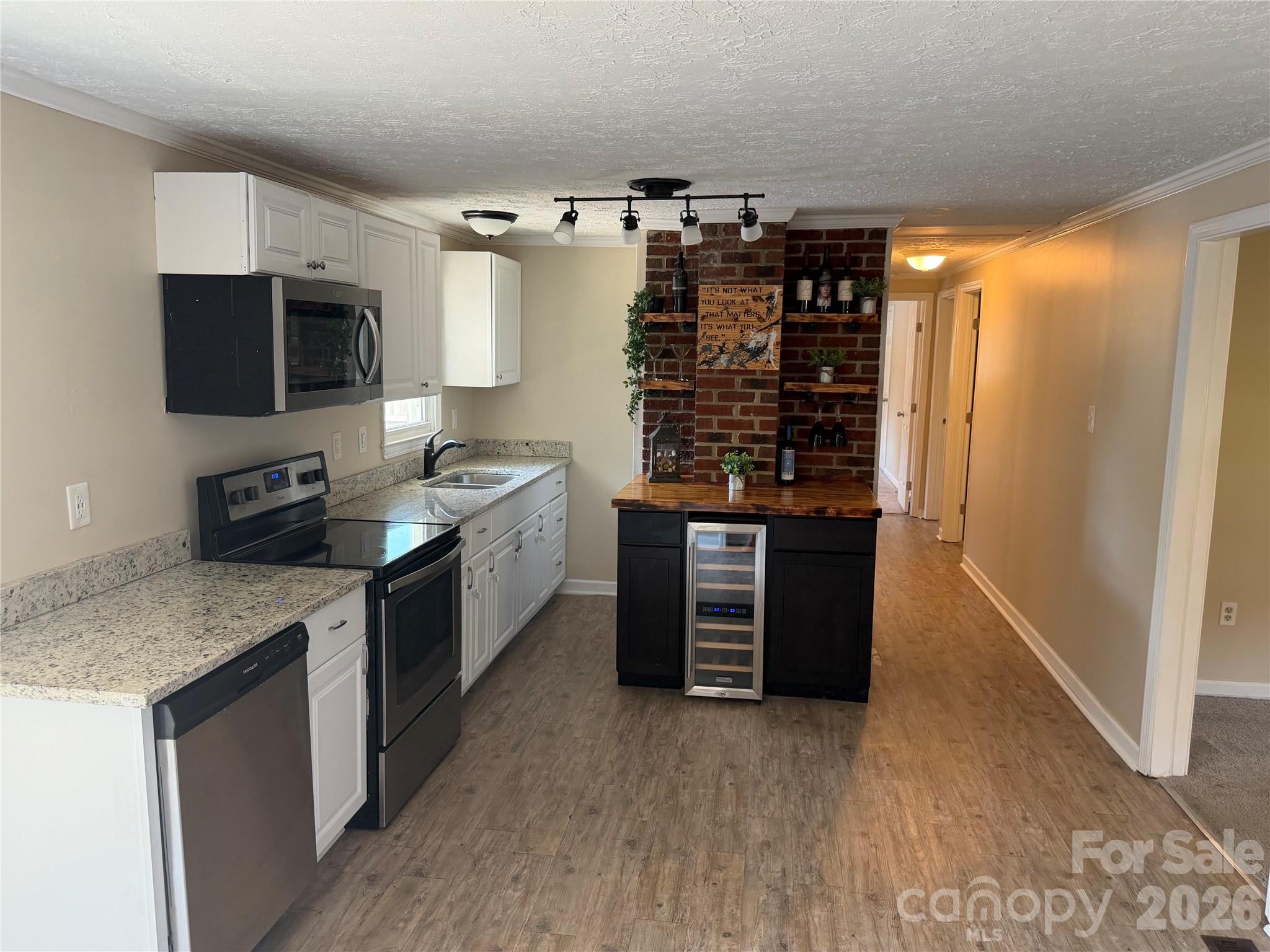 617 Oakwood Lane Property Photo 8