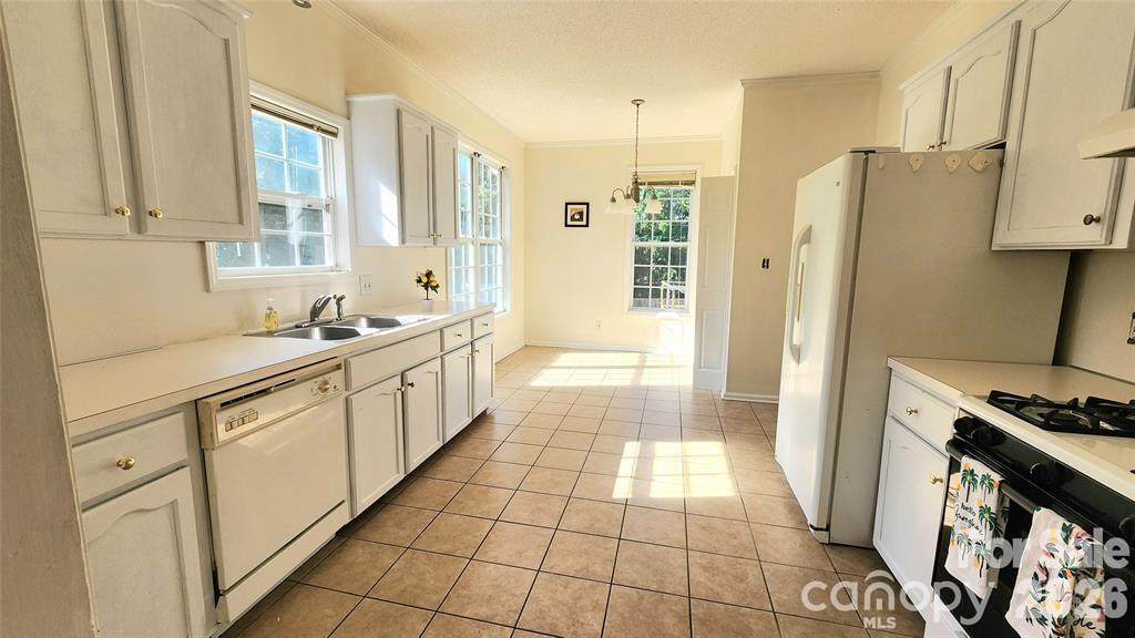 1066 Tremont Avenue Property Photo 7