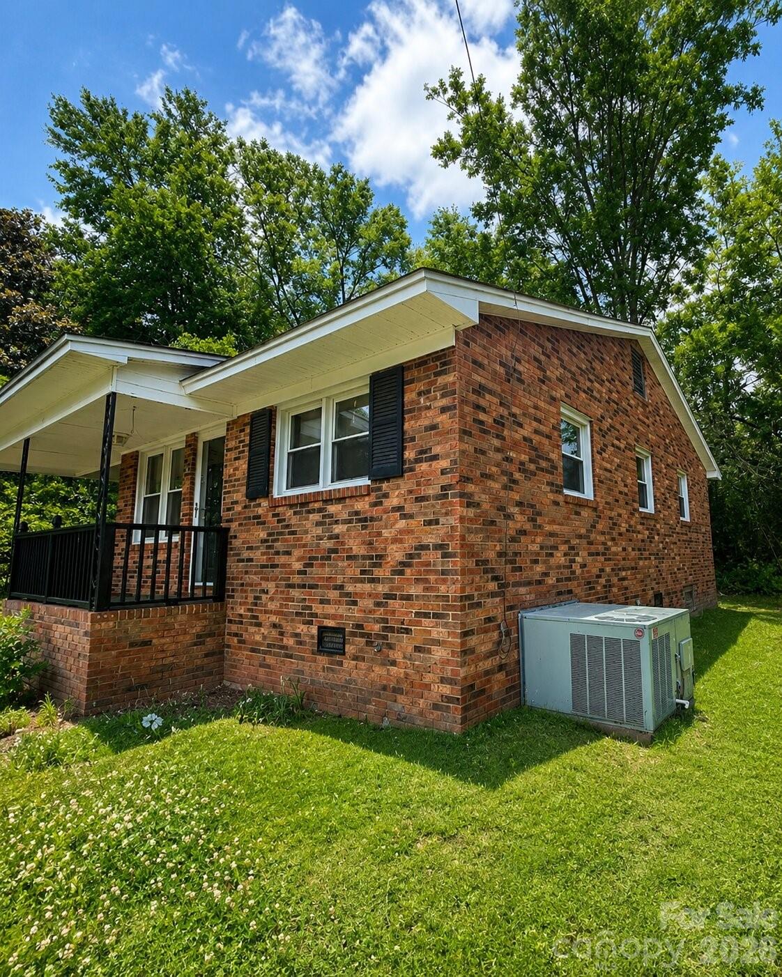405 Isom Street Property Photo 3