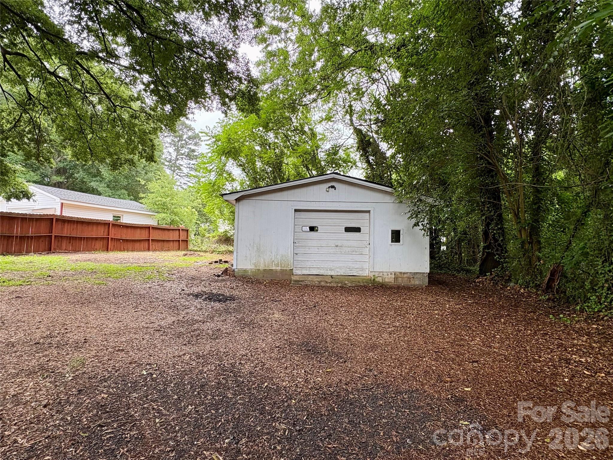 435 E Club Drive Property Photo 23