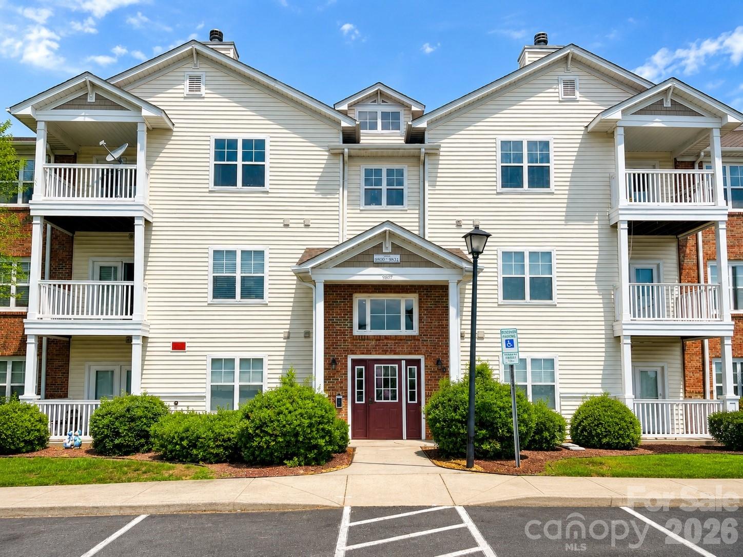 9813 Hyde Glen Court Property Photo 1