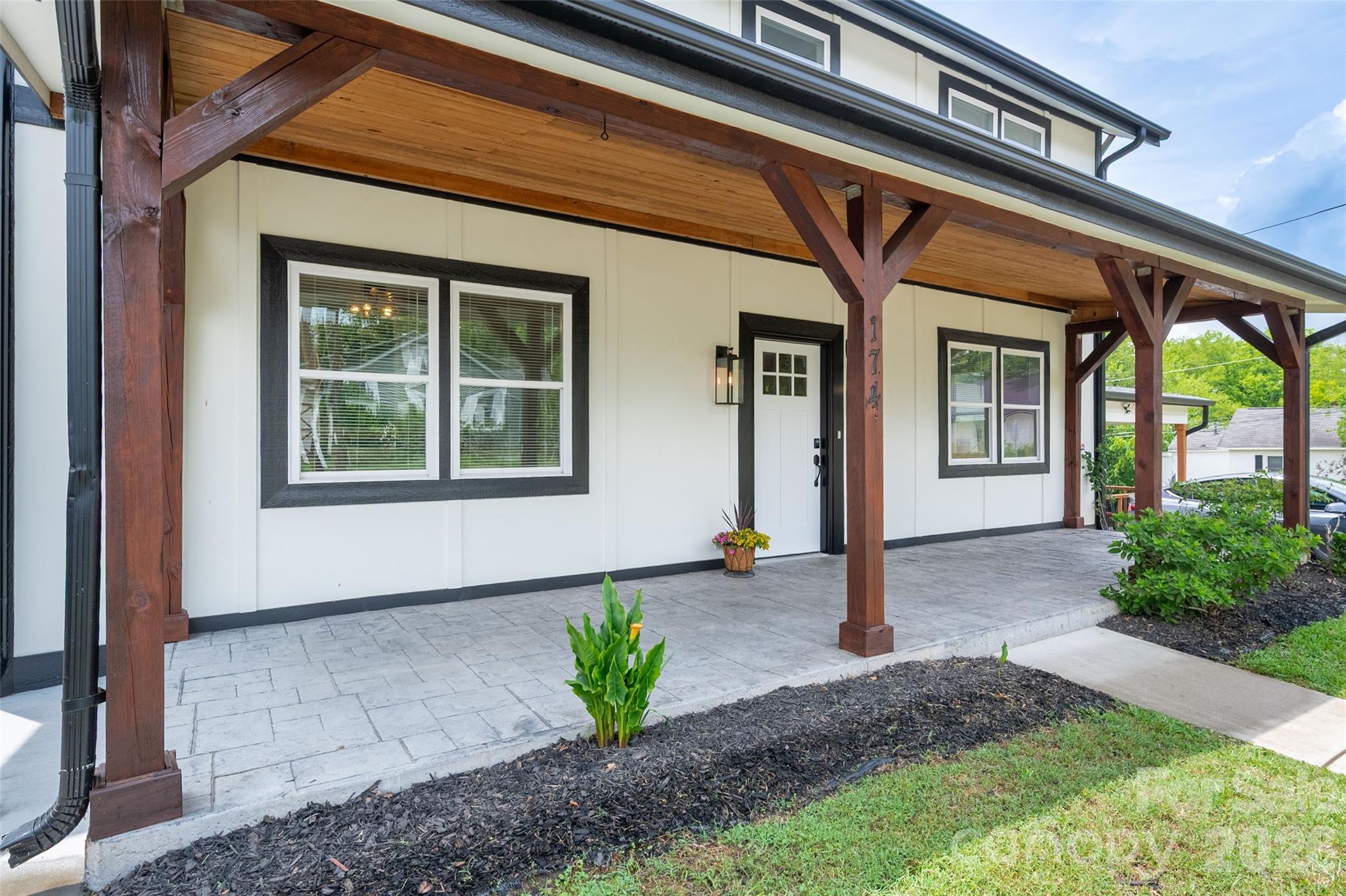 174 Tournament Drive Property Photo 4