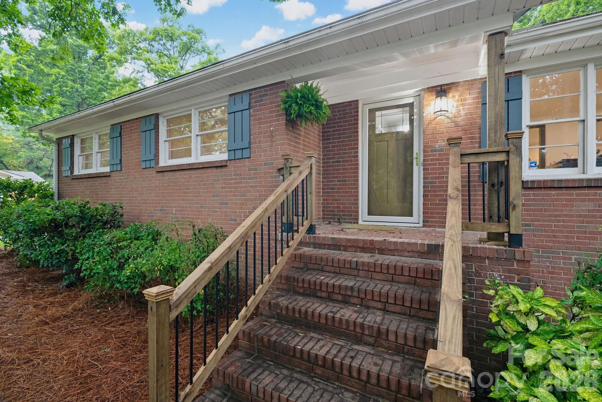 1623 Lumarka Drive Property Photo 2
