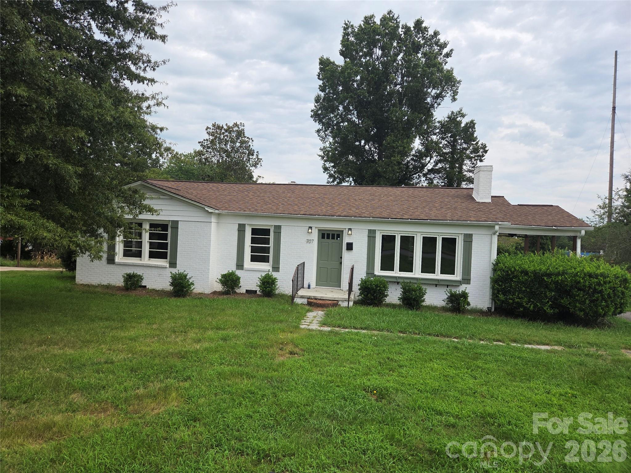 707 E 1st Street Property Photo 1