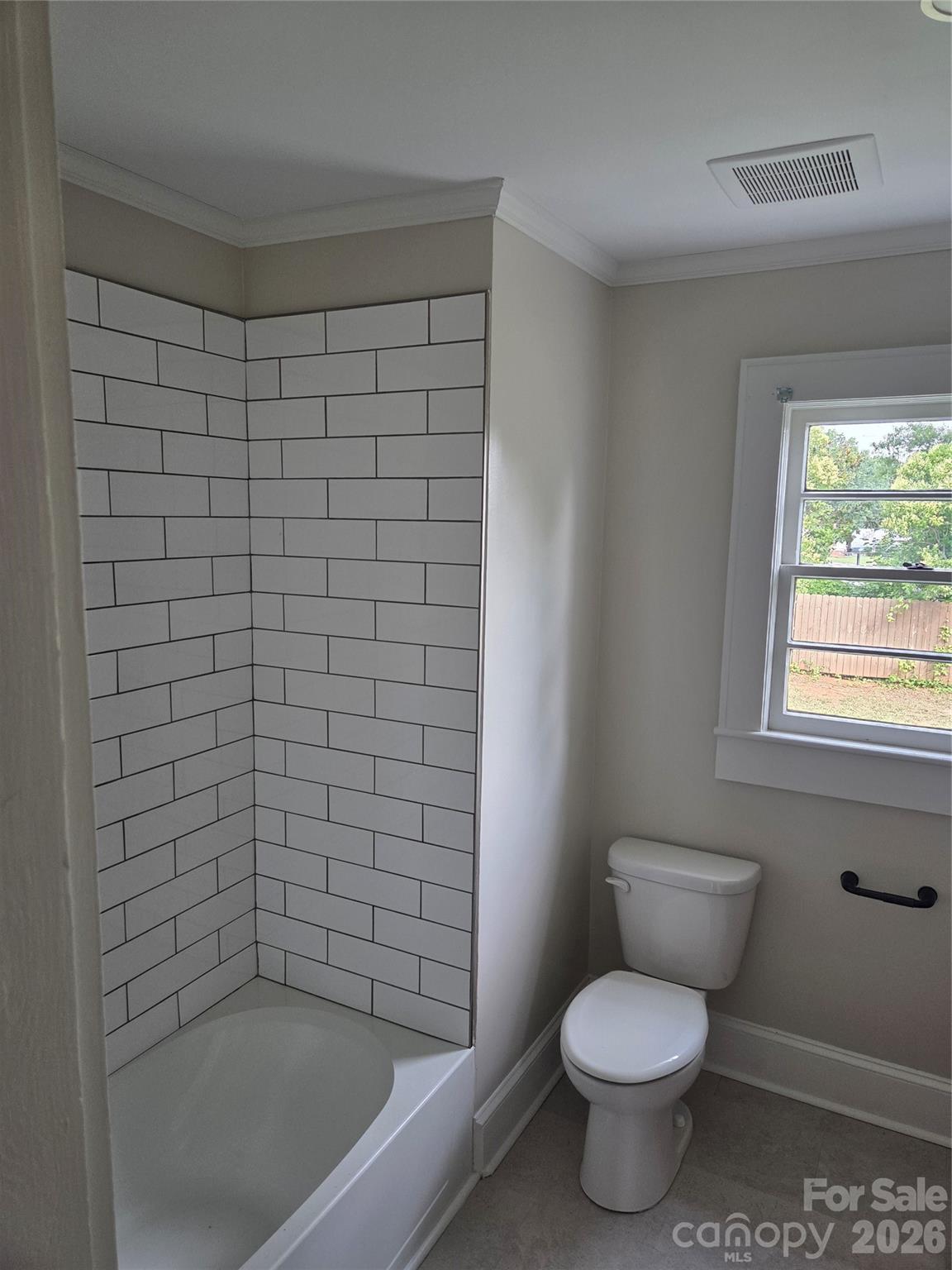 707 E 1st Street Property Photo 8