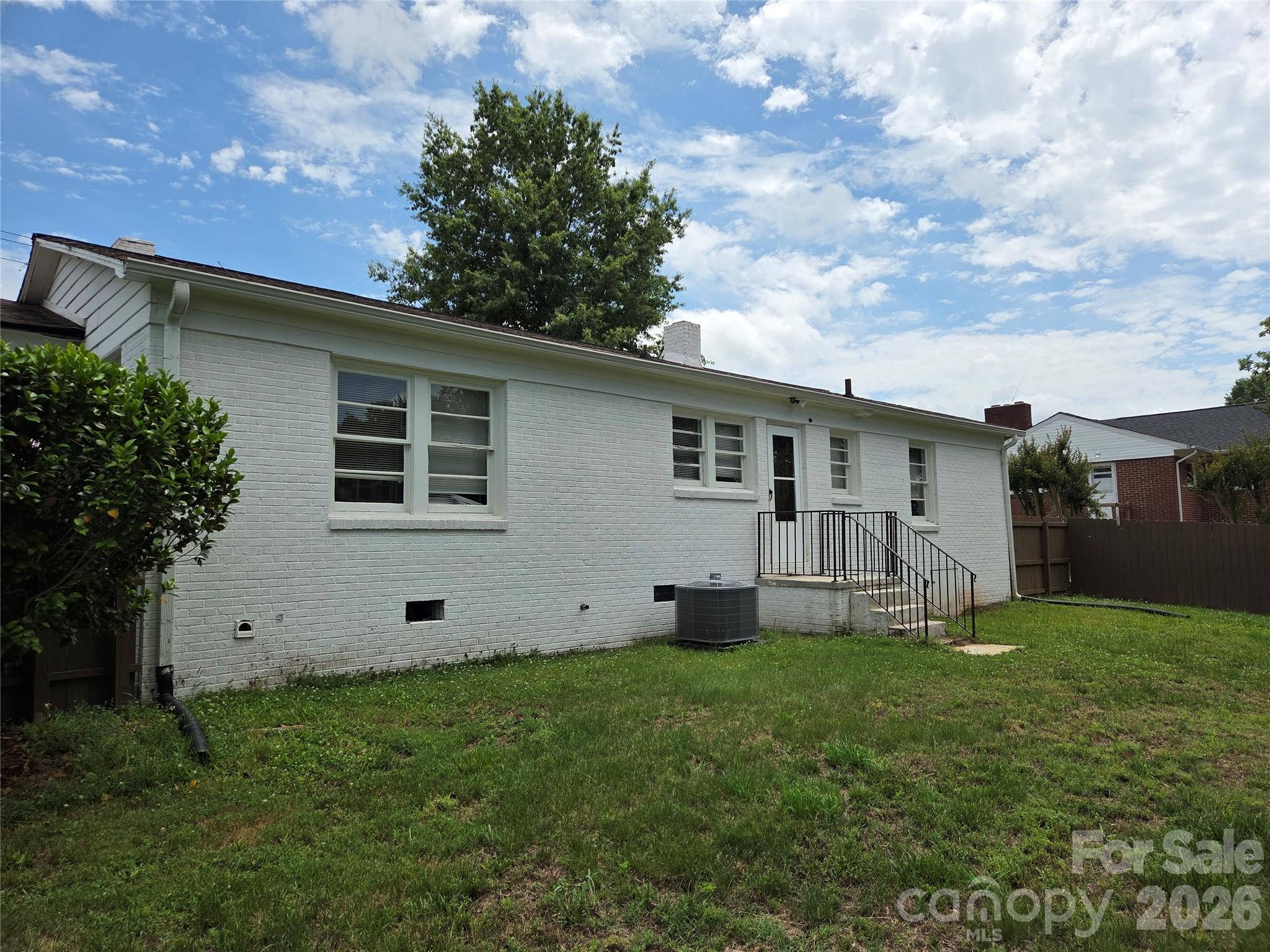 707 E 1st Street Property Photo 15