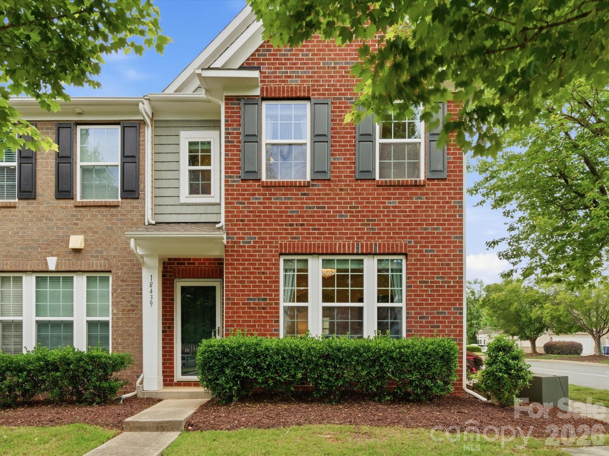 18439 The Commons Boulevard Property Photo 3