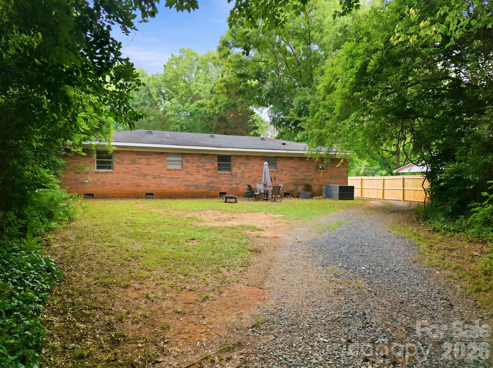 304 Shady Lane Property Photo 4