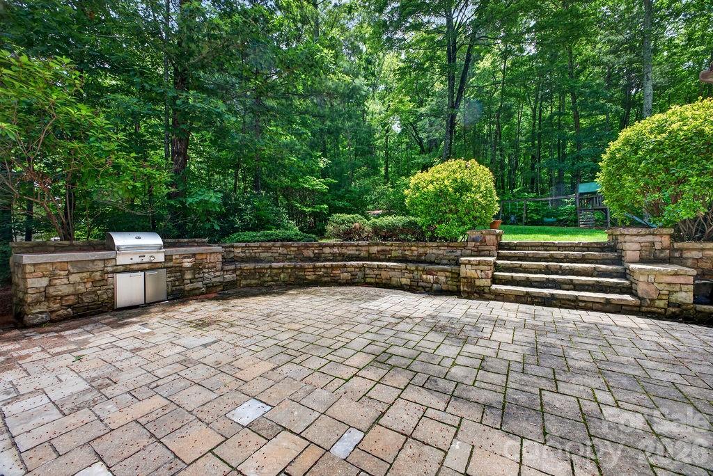 94 Oak Hollow Drive Property Photo 2
