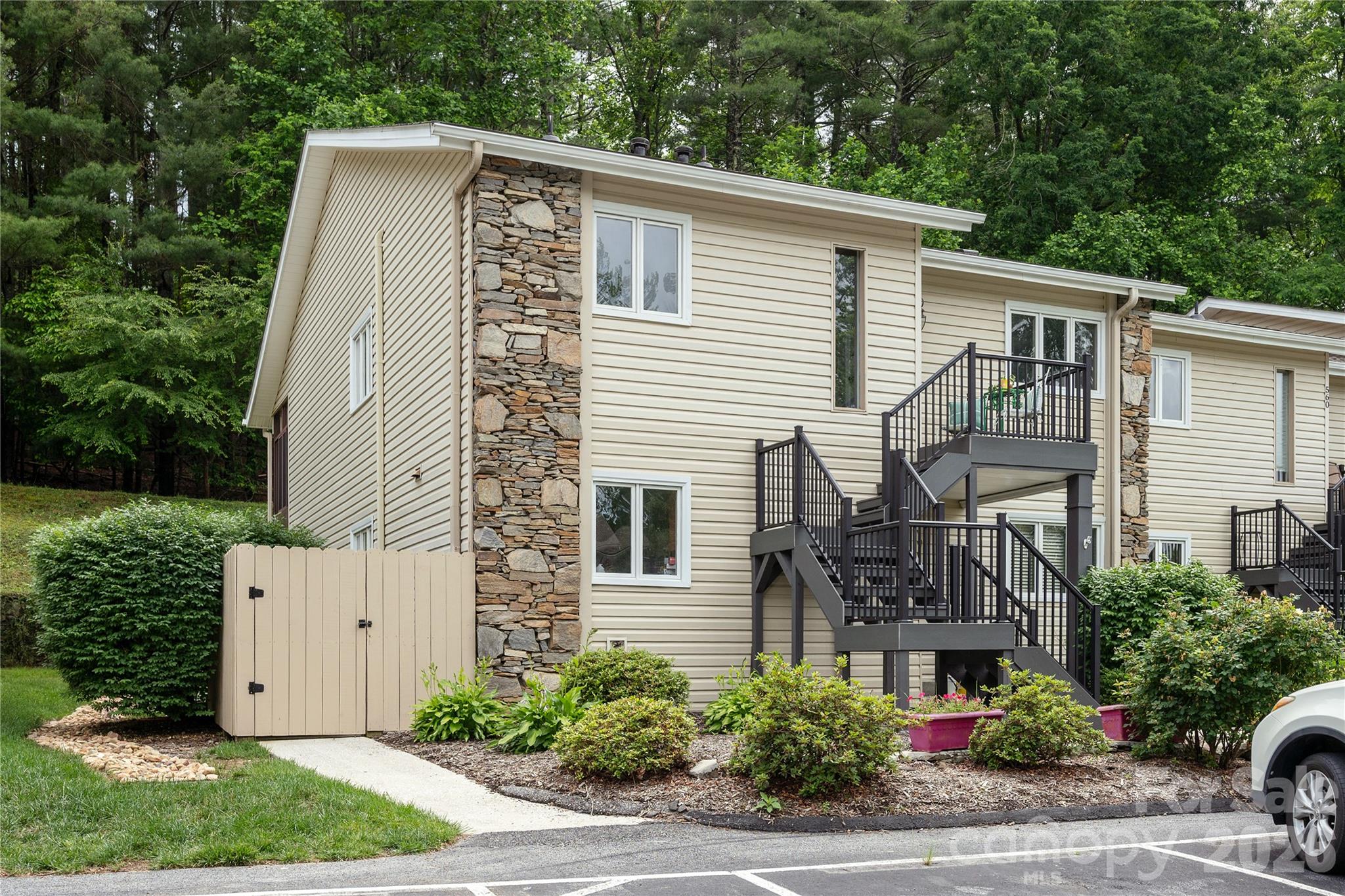 580 Britton Creek Drive Property Photo 1