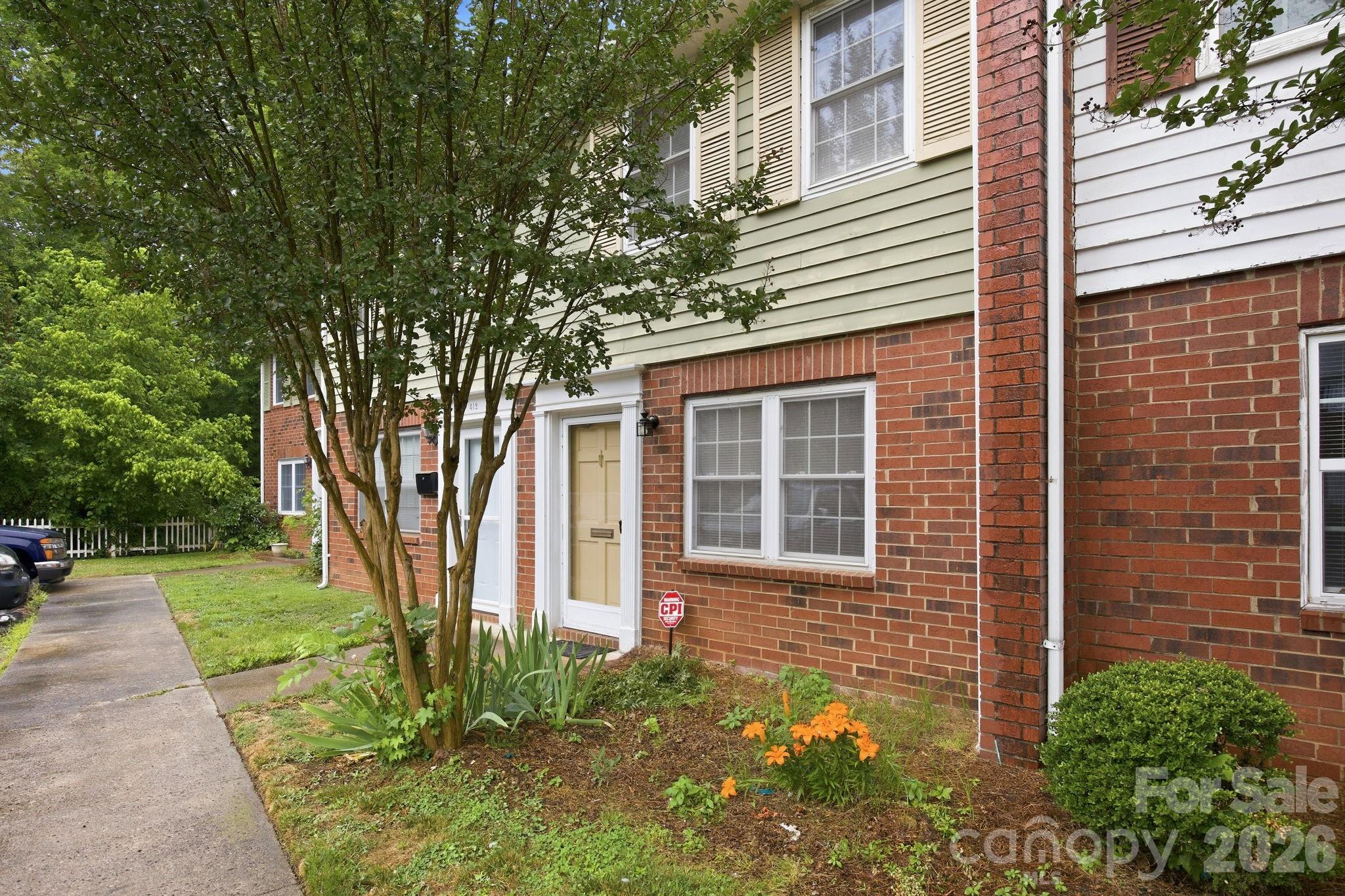 1300 Larchmont Place 411 Property Photo 6