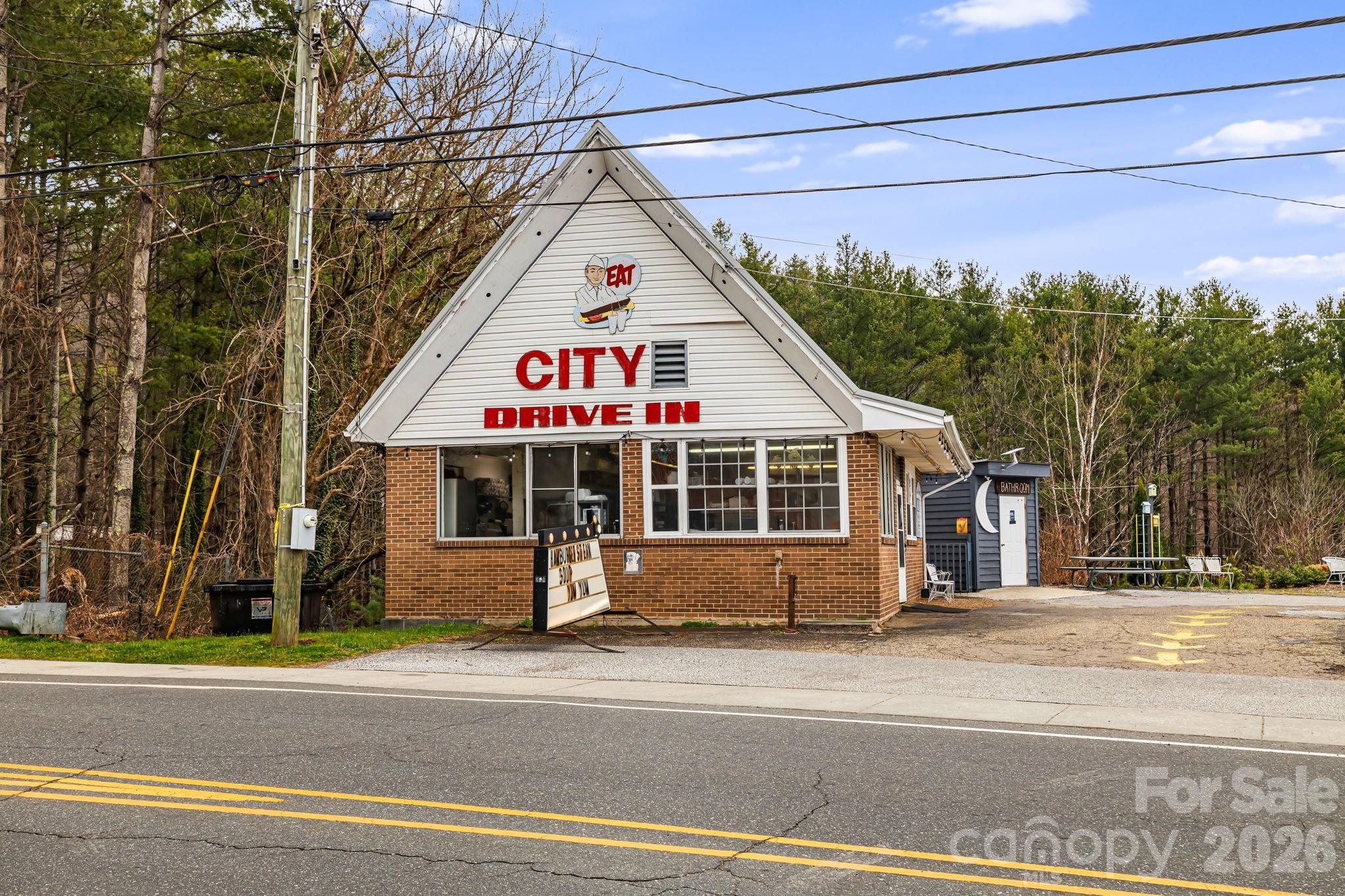 670 Oak Avenue Property Photo 1