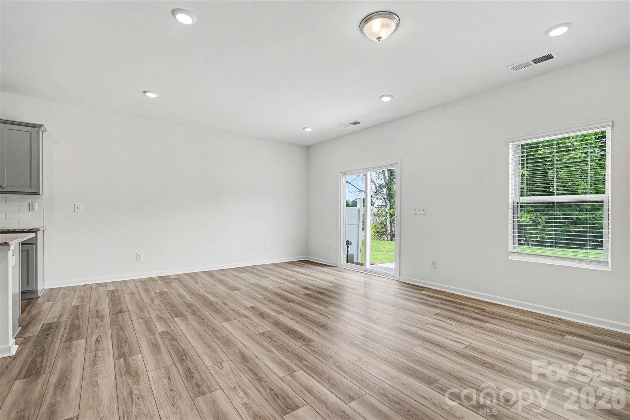 4035 Lawnview Drive Property Photo 4