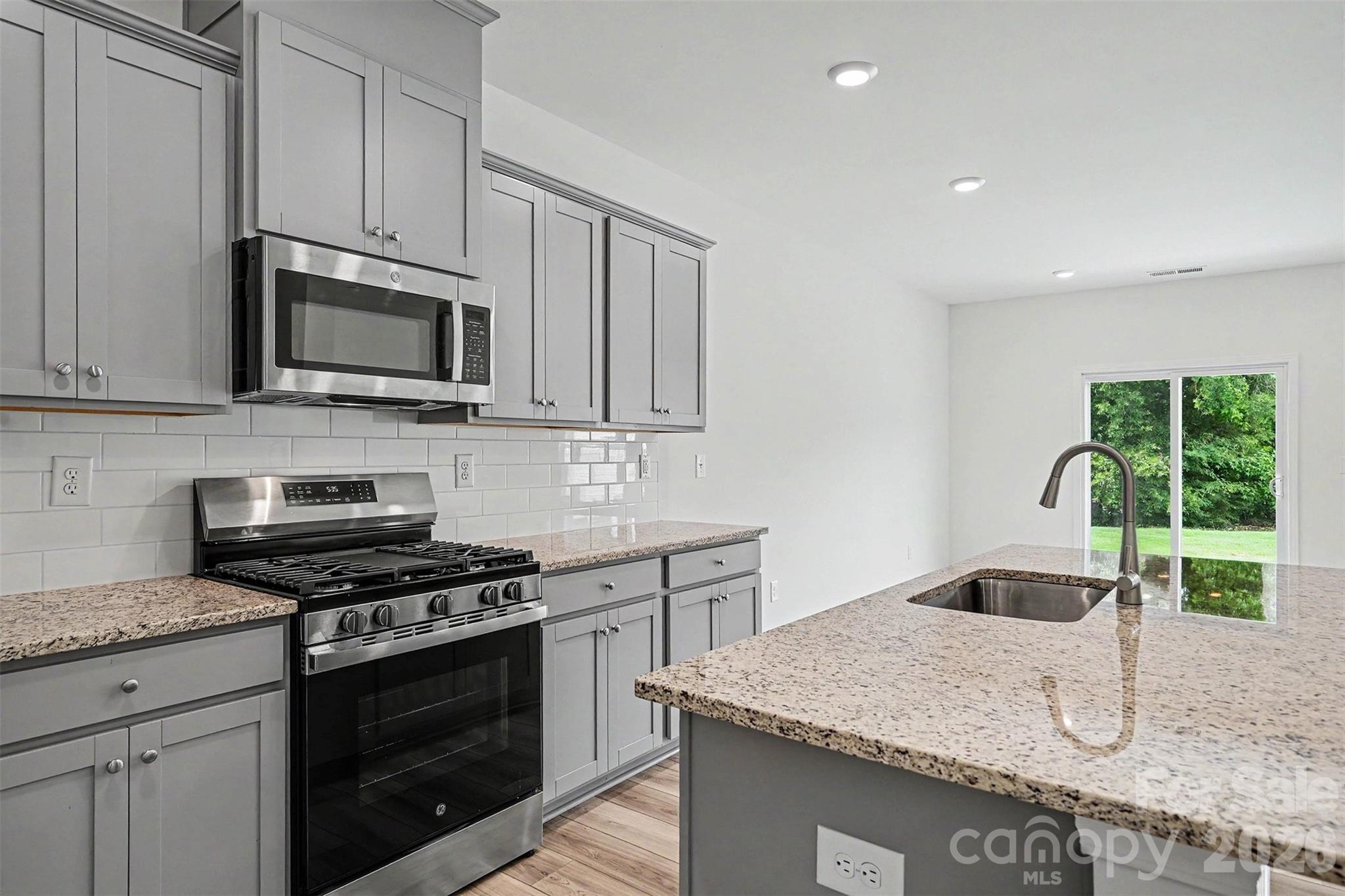 4035 Lawnview Drive Property Photo 8