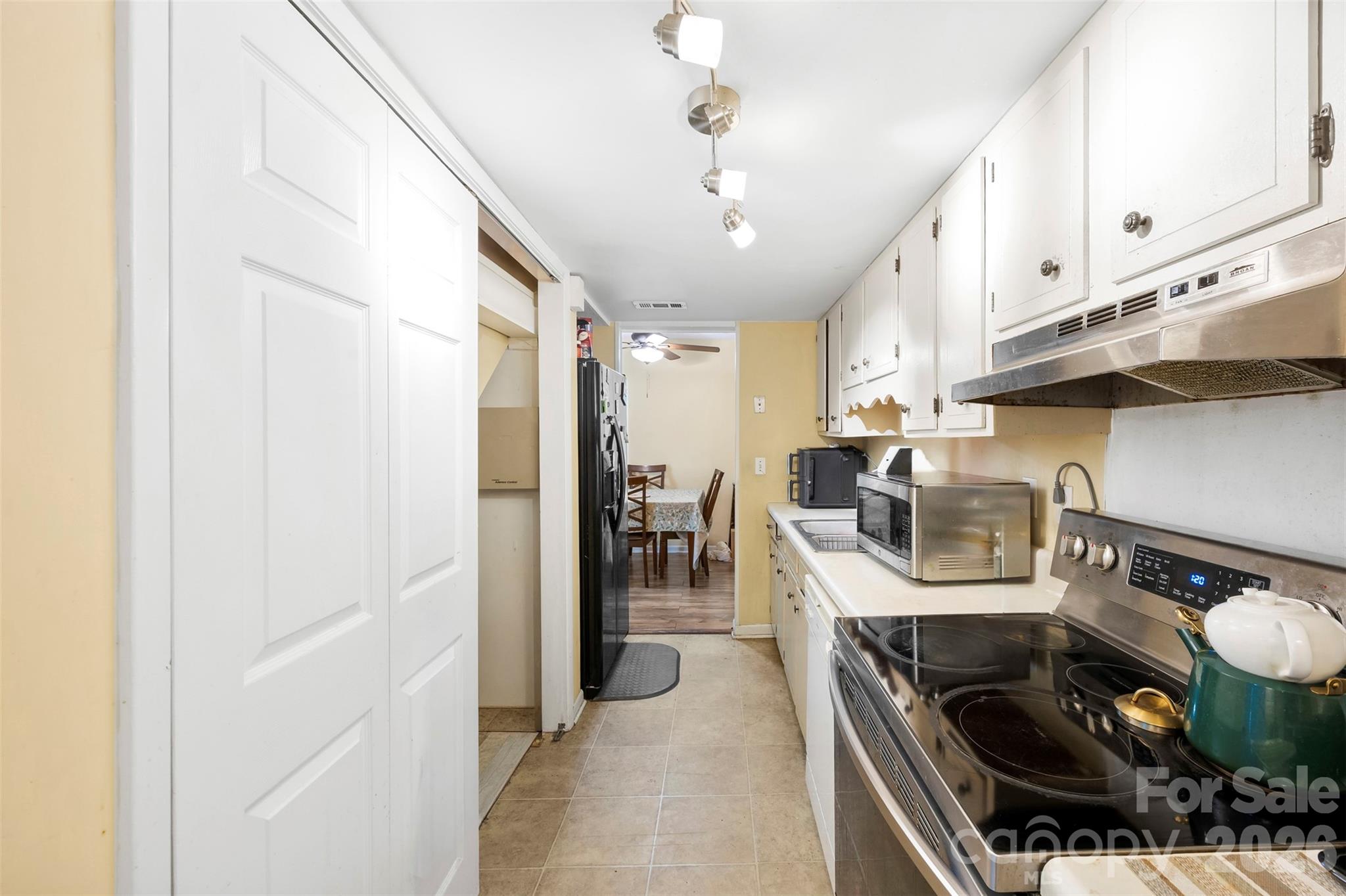 7130 Stonington Lane Property Photo 4