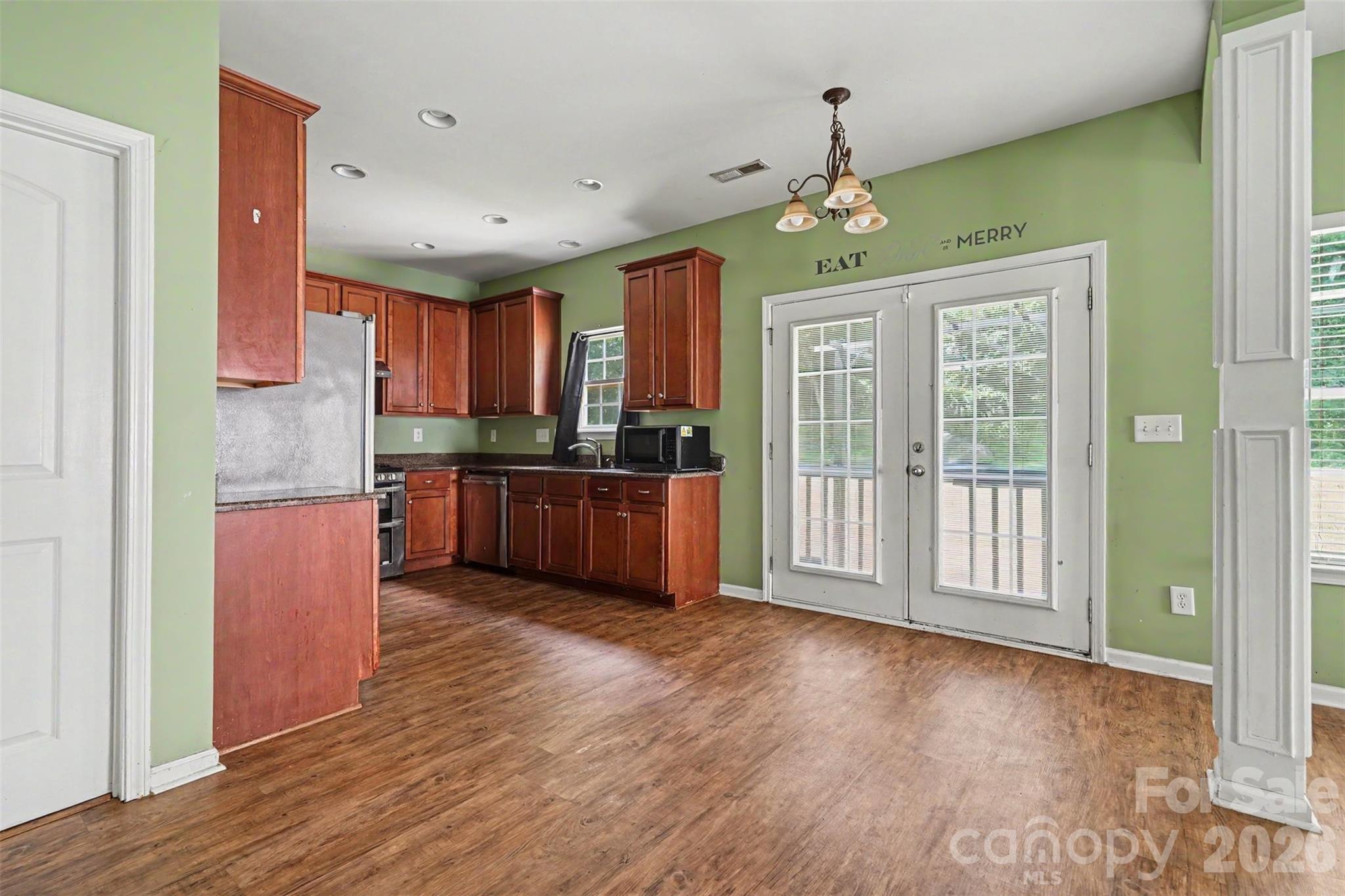 697 Yvonne Drive Property Photo 6