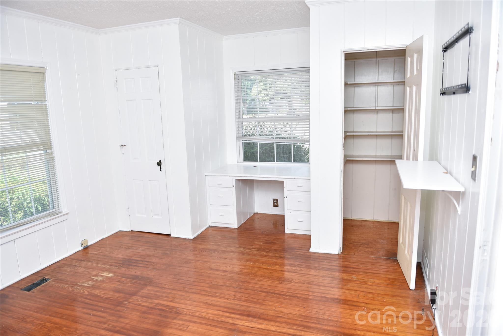 500 Godwin Avenue Property Photo 24