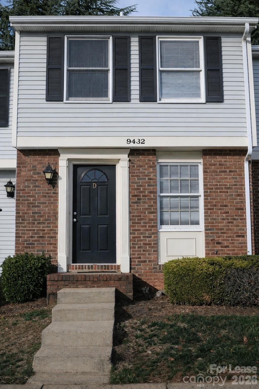 9424-B Lexington Circle Property Photo 1