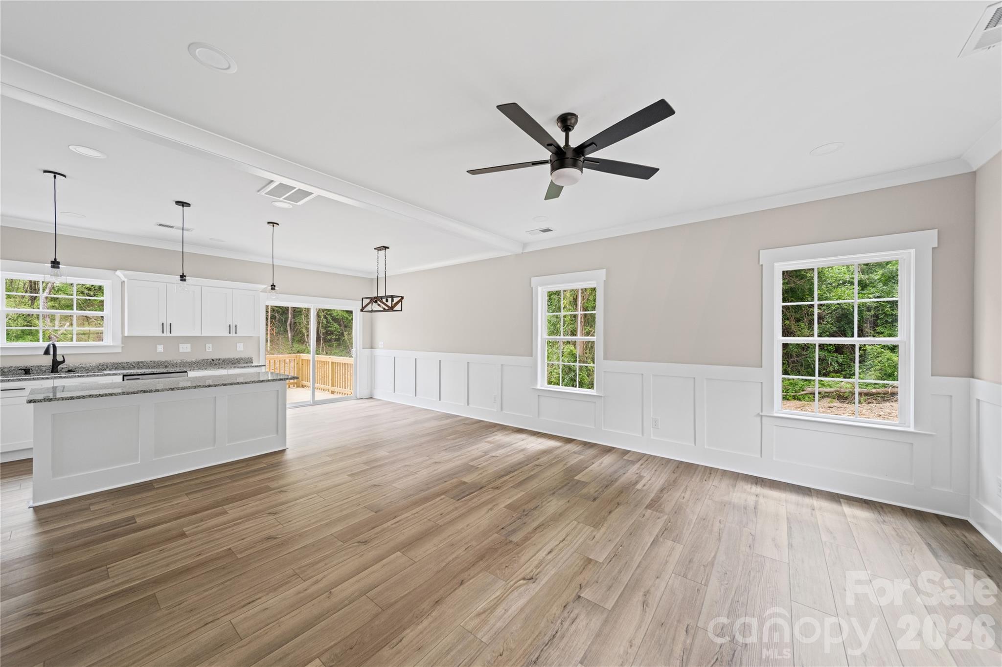 906 Dewey Street Property Photo 3