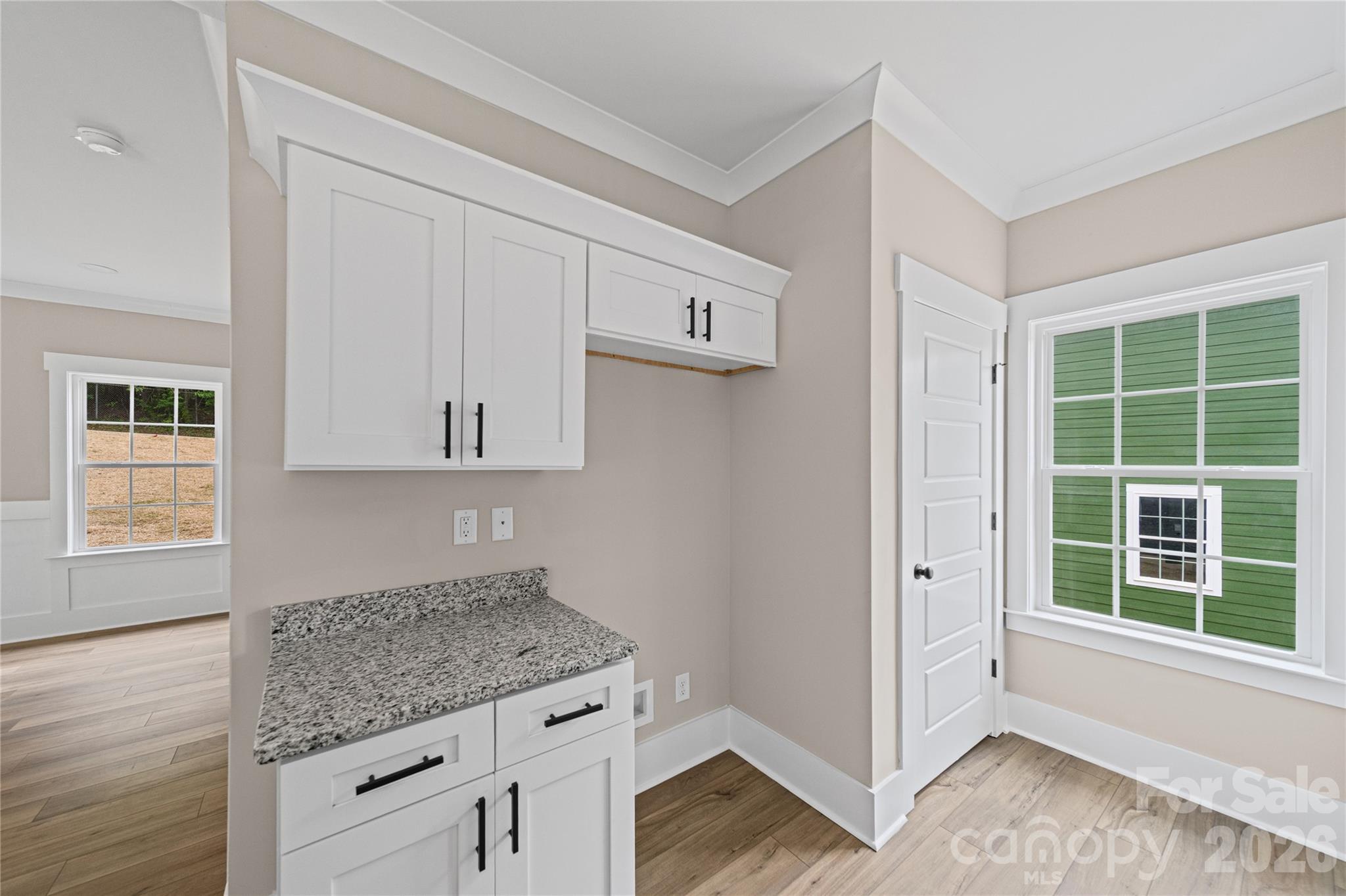 906 Dewey Street Property Photo 6