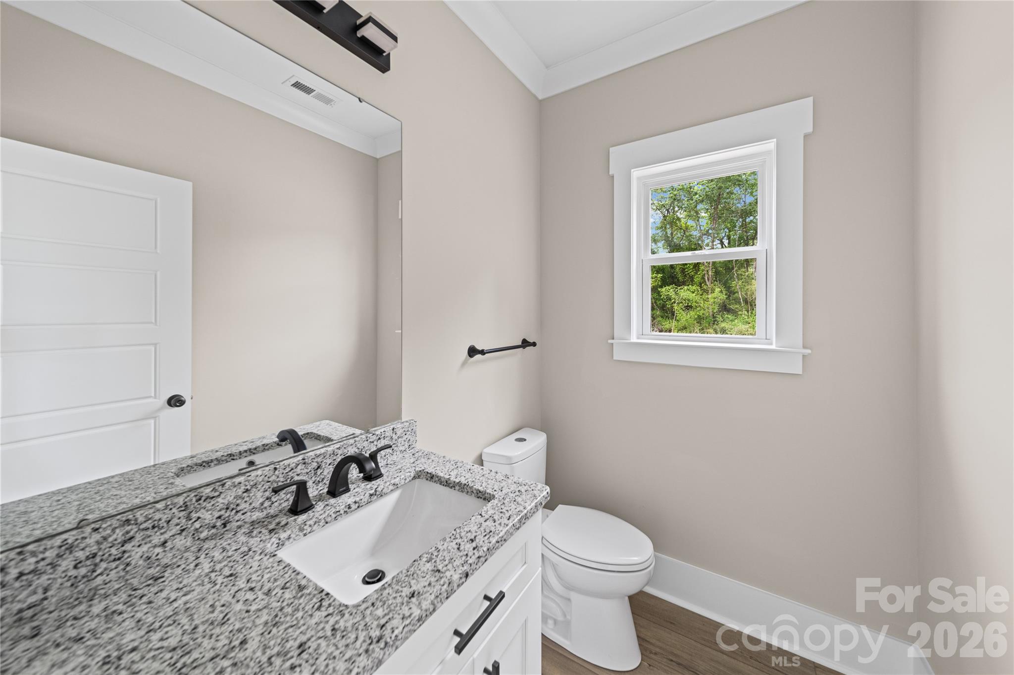 906 Dewey Street Property Photo 7